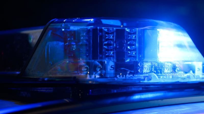 Ein Blaulicht leuchtet auf einem Einsatzfahrzeuge der Polizei (Symbolbild): Die Razzien finden zeitgleich in sechs Objekten in den Städten Essen, Dortmund, Düsseldorf und Soest statt
