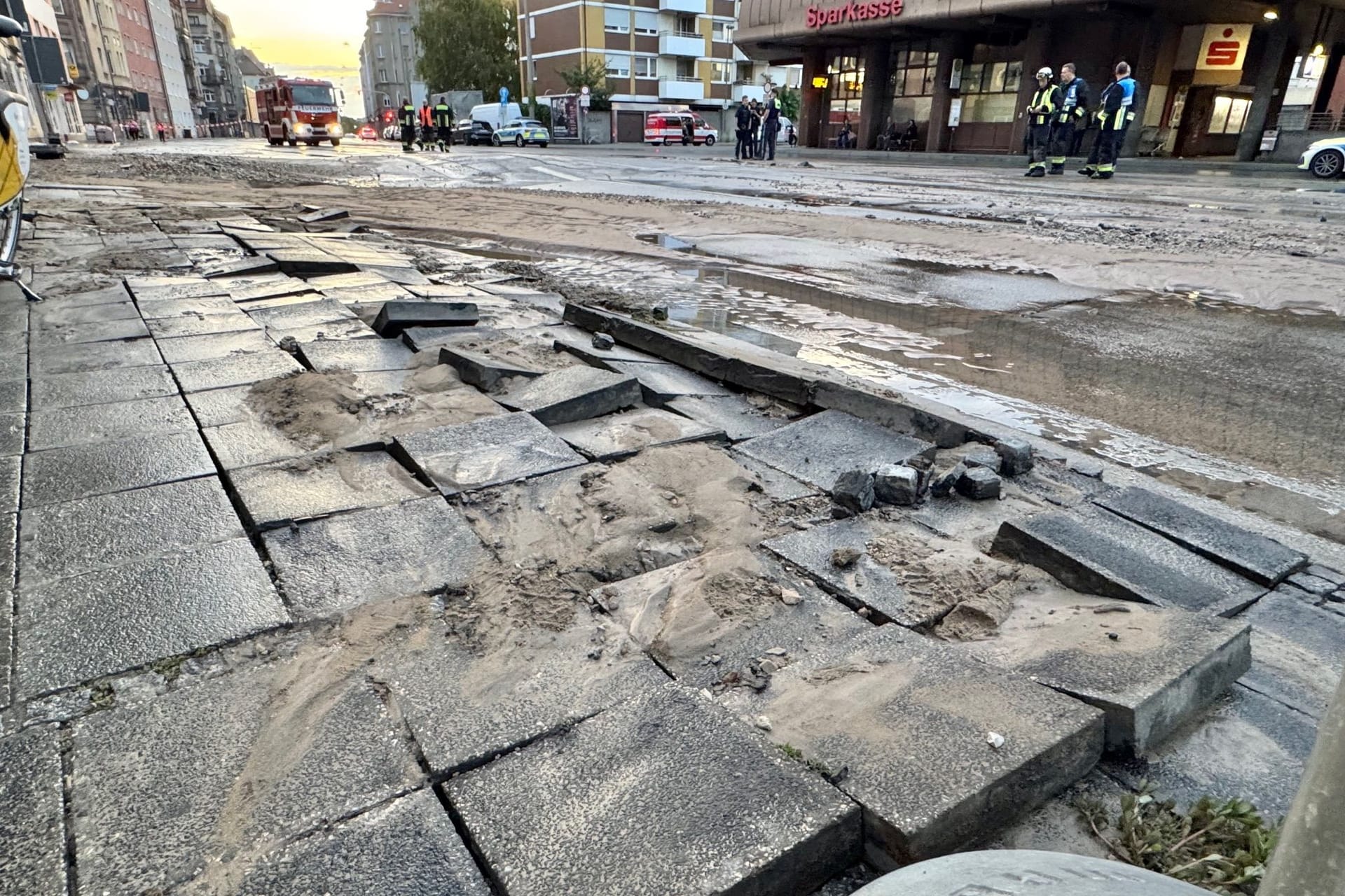 Blick auf die Schadenstelle: Sowohl der Gehweg als auch die Straße sind beschädigt.
