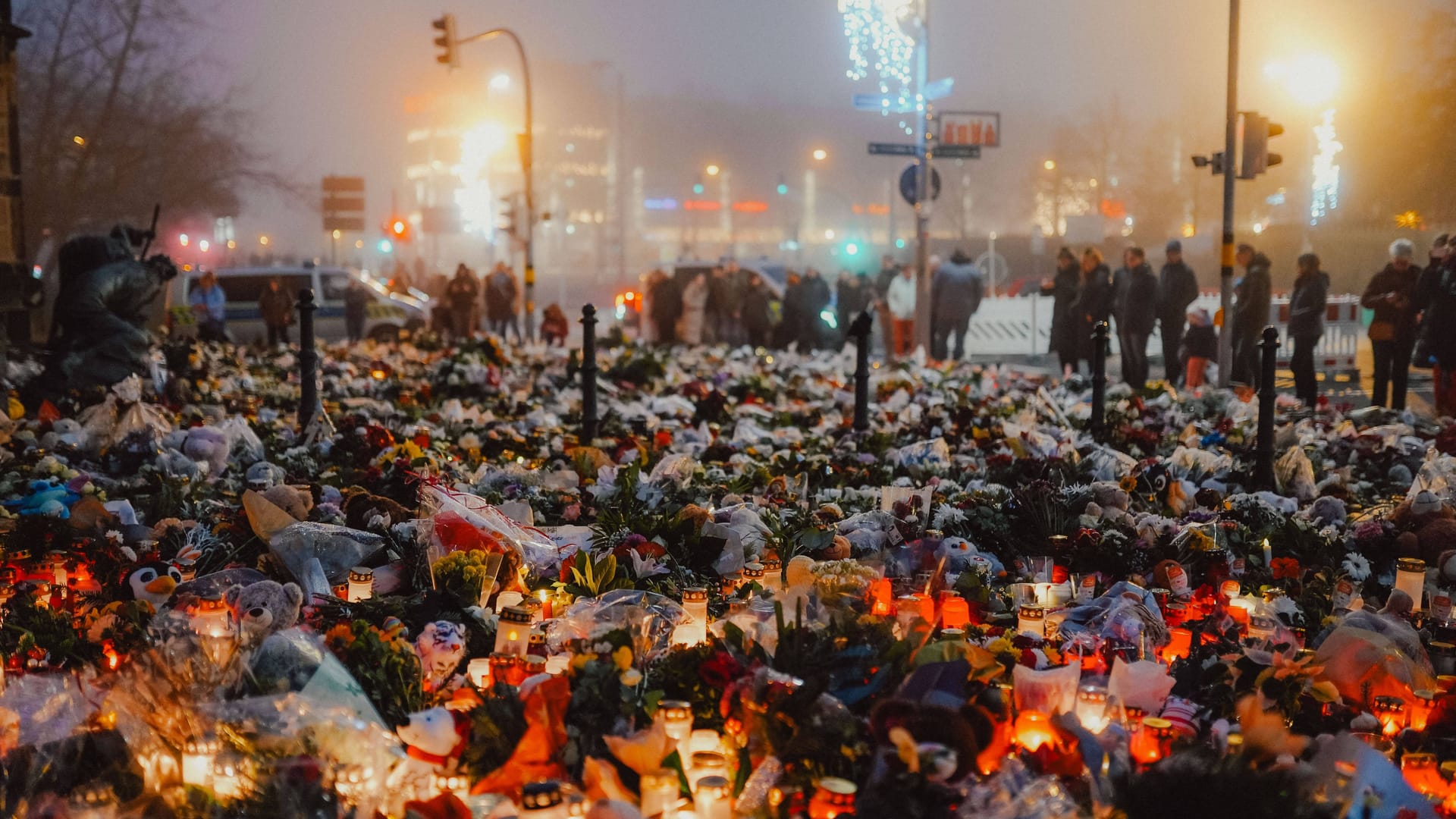 Kerzen zum Gedenken an die Opfer des Anschlags von Magdeburg (Archivbild): Briefe des Attentäters retraumatisieren die Betroffenen.