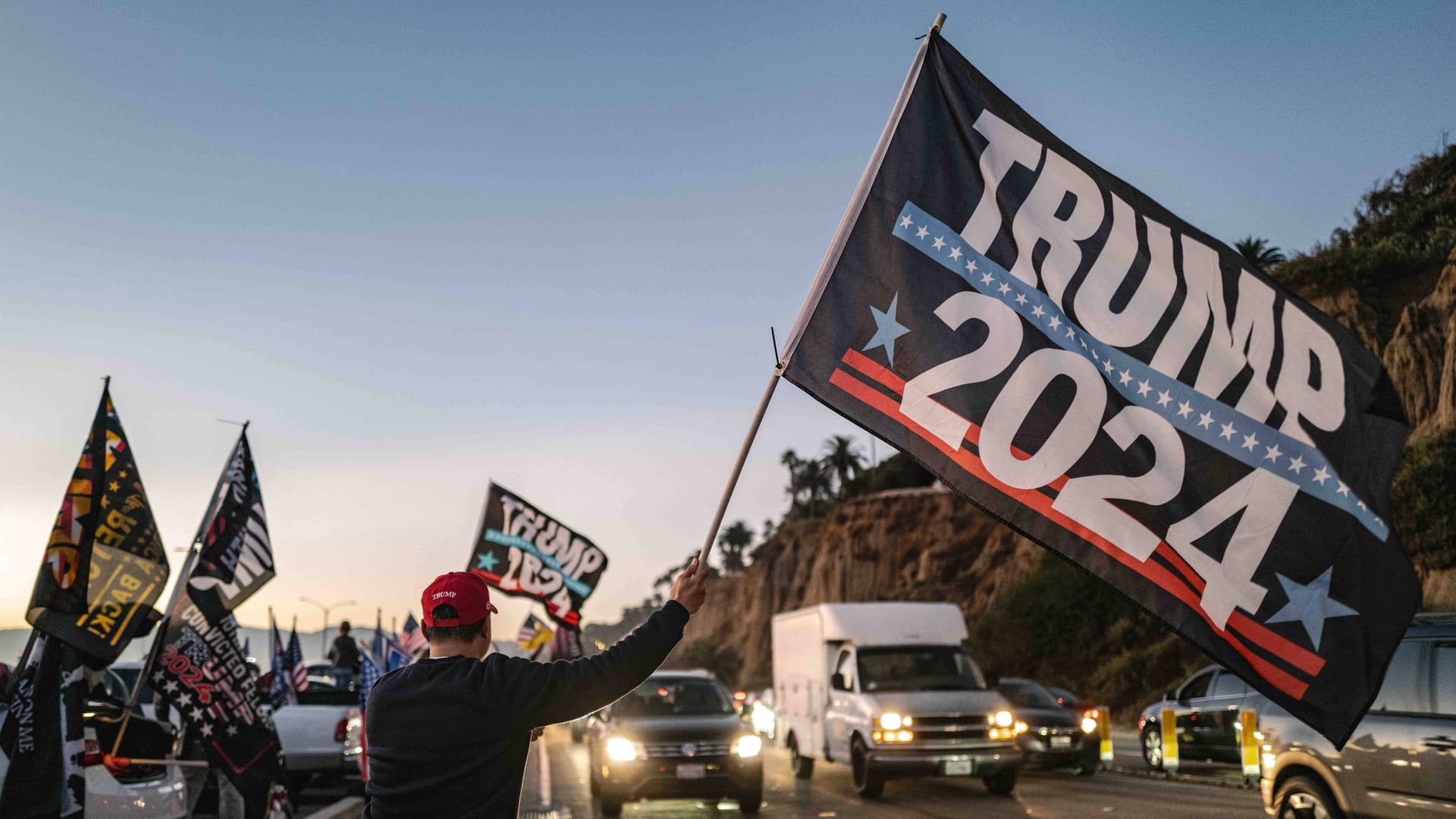 Trump-Unterstützer (Archivbild): Die Rhetorik des US-Präsidenten verfängt bei seinen Anhängern.