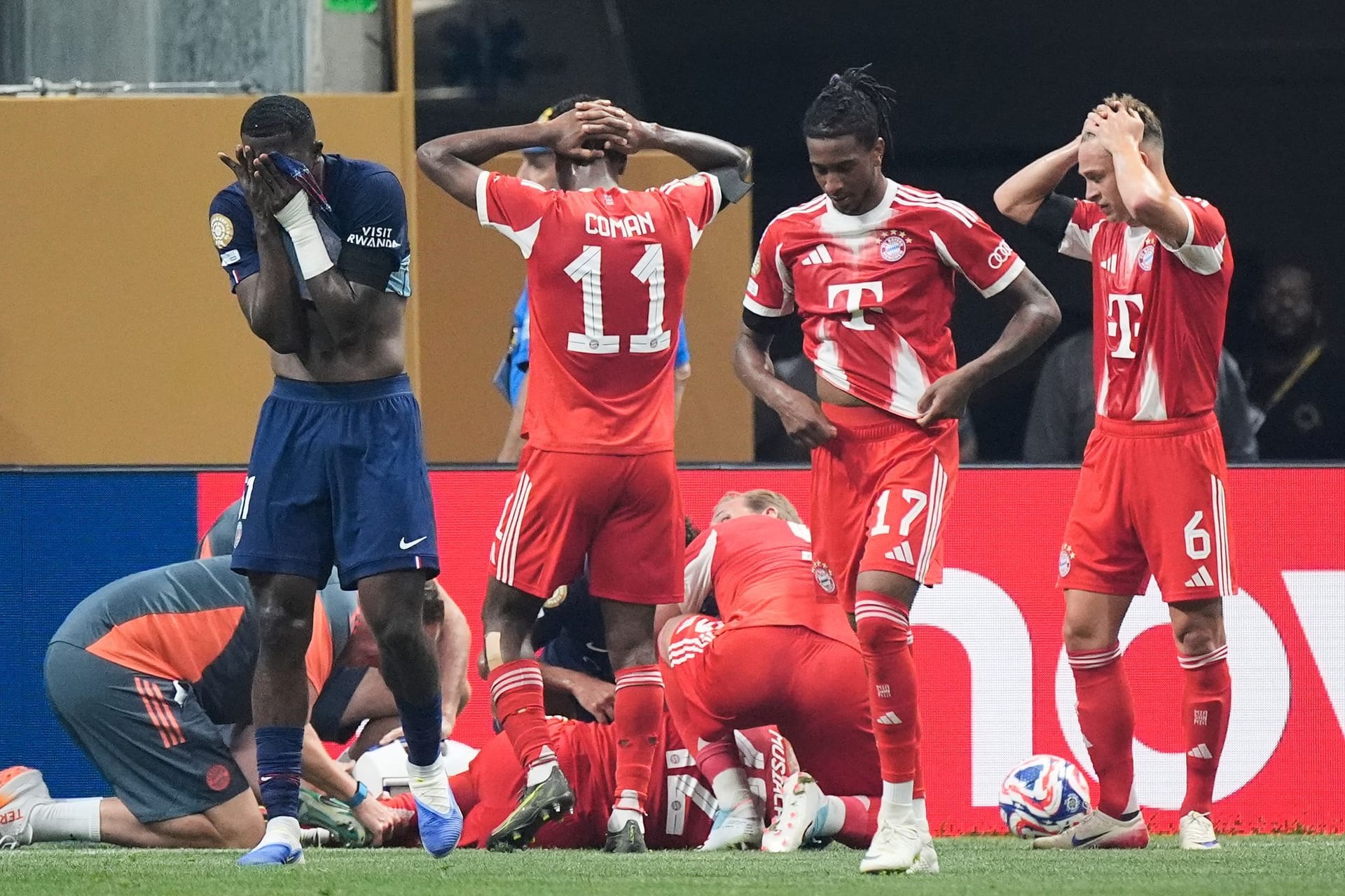 Kingsley Coman, Harry Kane, Michael Olise und Joshua Kimmich (v.l.): Die Bayern-Stars waren von der Verletzung ihres Teamkollegen Jamal Musiala geschockt.