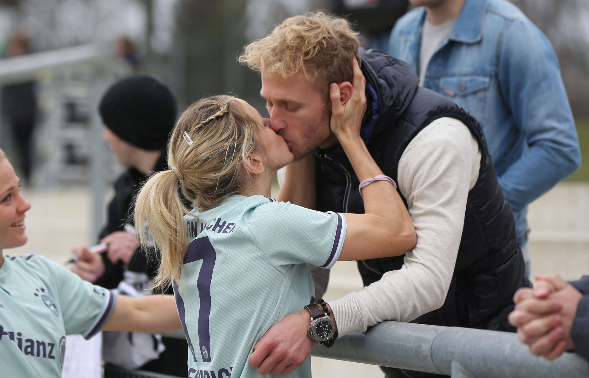 Kathrin Hendrich (l.) und ihr Lebenspartner Sebastian Griesbeck 2019 bei einem Bundesliga-Duell, als die 33-Jährige noch für den FC Bayern auflief (Archivbild).