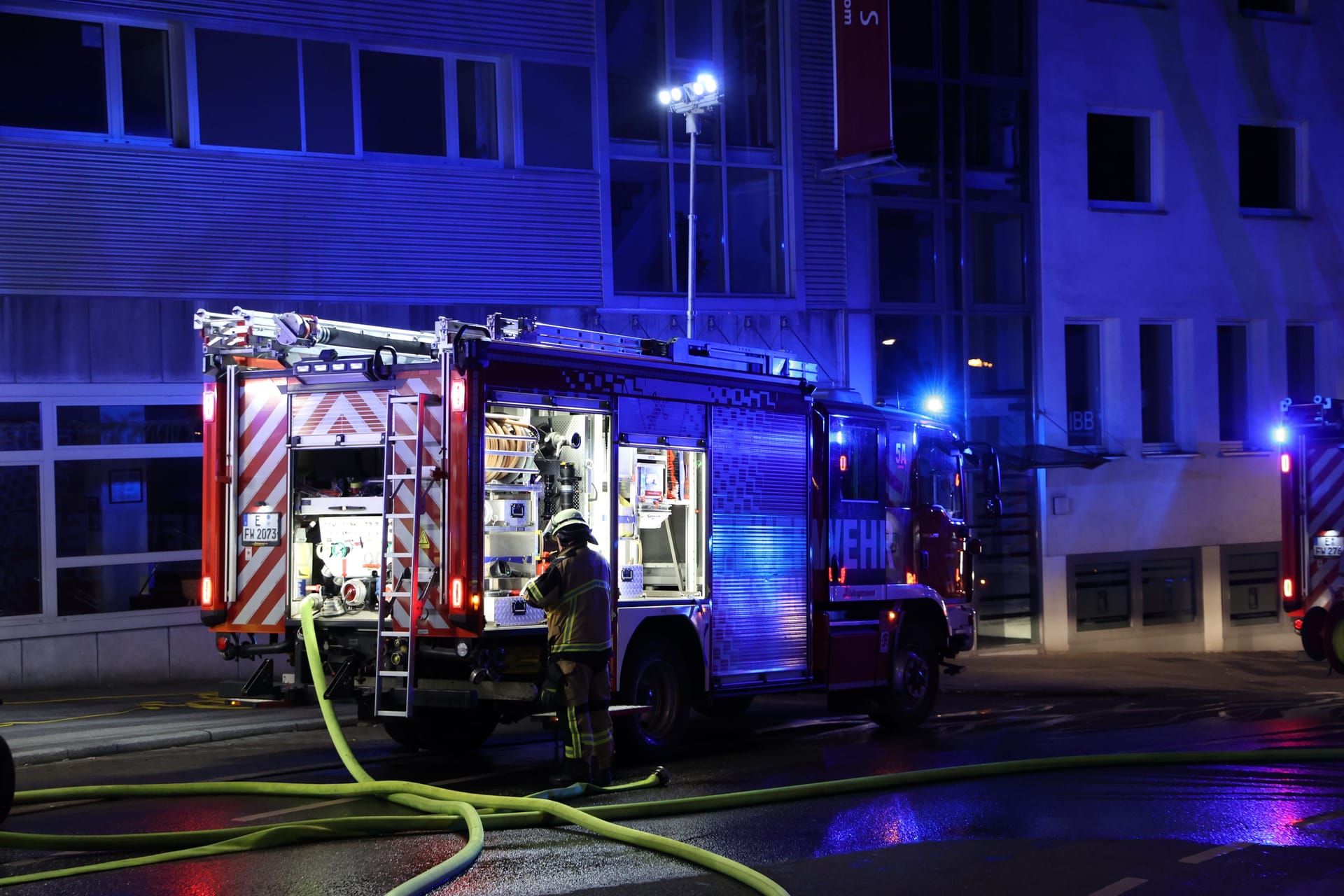 Die Essener Feuerwehr hatte es in der Nacht mit mehreren Mülltonnenbränden zu tun.