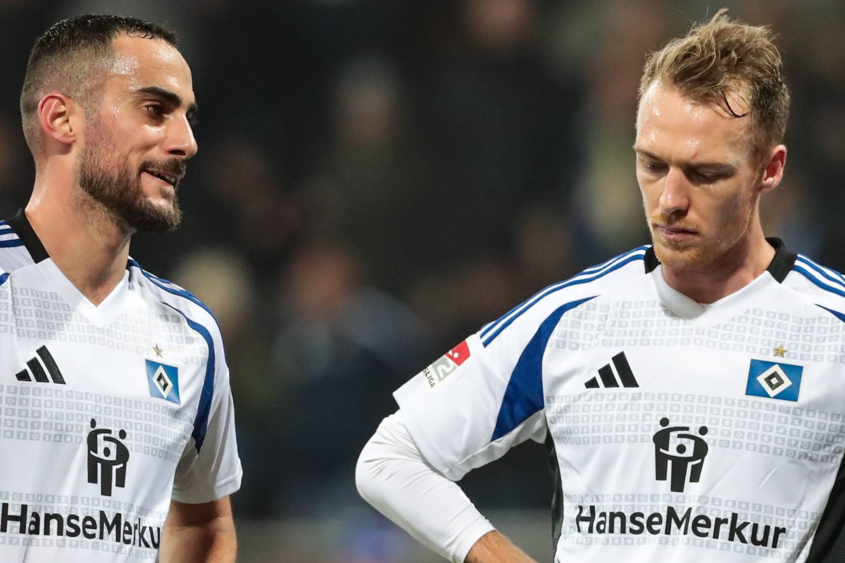Lucas Perrin (l.) steht neben Sebastian Schonlau (Archivbild): Der Franzose konnte sich beim HSV nicht durchsetzen und steht kurz vor dem endgültigen Abschied.