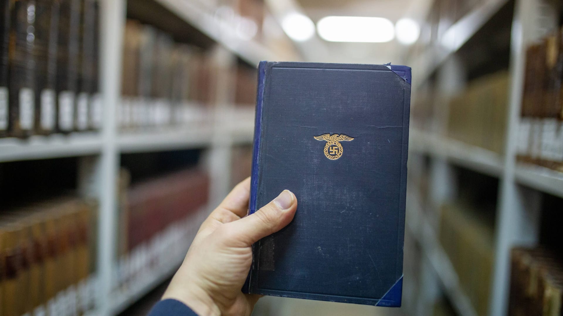 Ausgabe von Adolf Hitlers Kampfschrift "Mein Kampf".