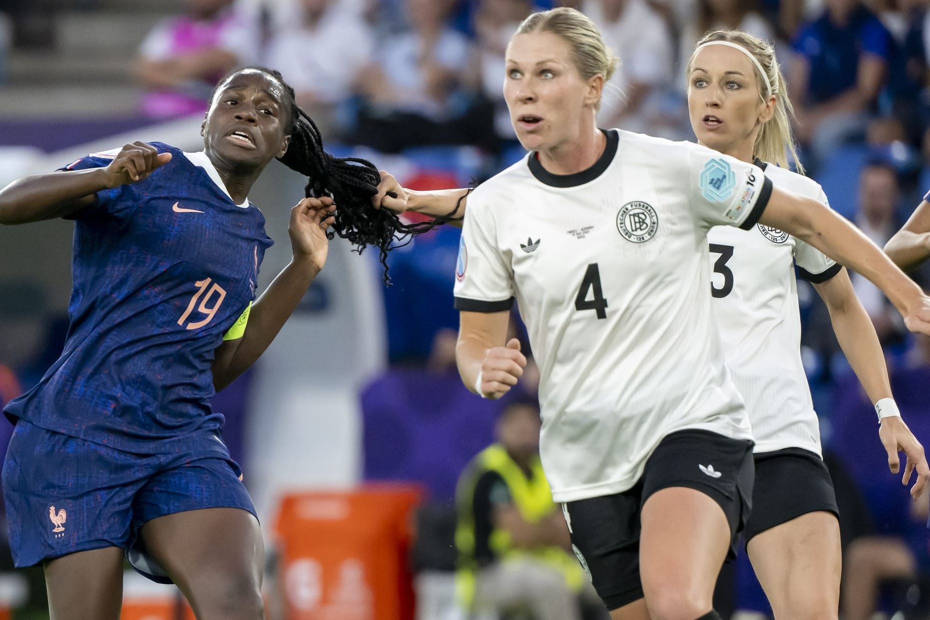 Die Szene, die zum Elfmeter führte: DFB-Verteidigerin Kathrin Hendrich (r.) greift ins Haar der Französin Griedge Mbock.