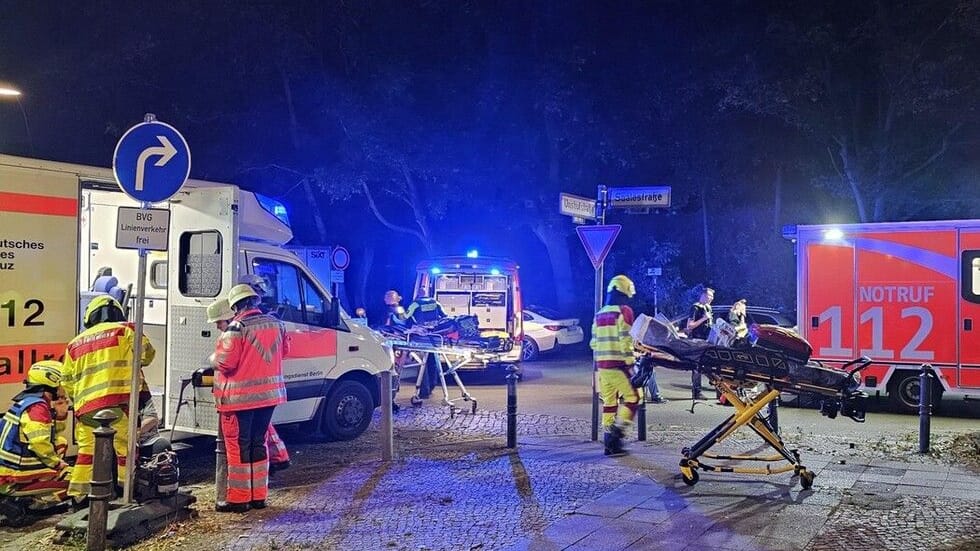 Der Einsatzort: Die Feuerwehr war mit vielen Kräften in Neukölln.