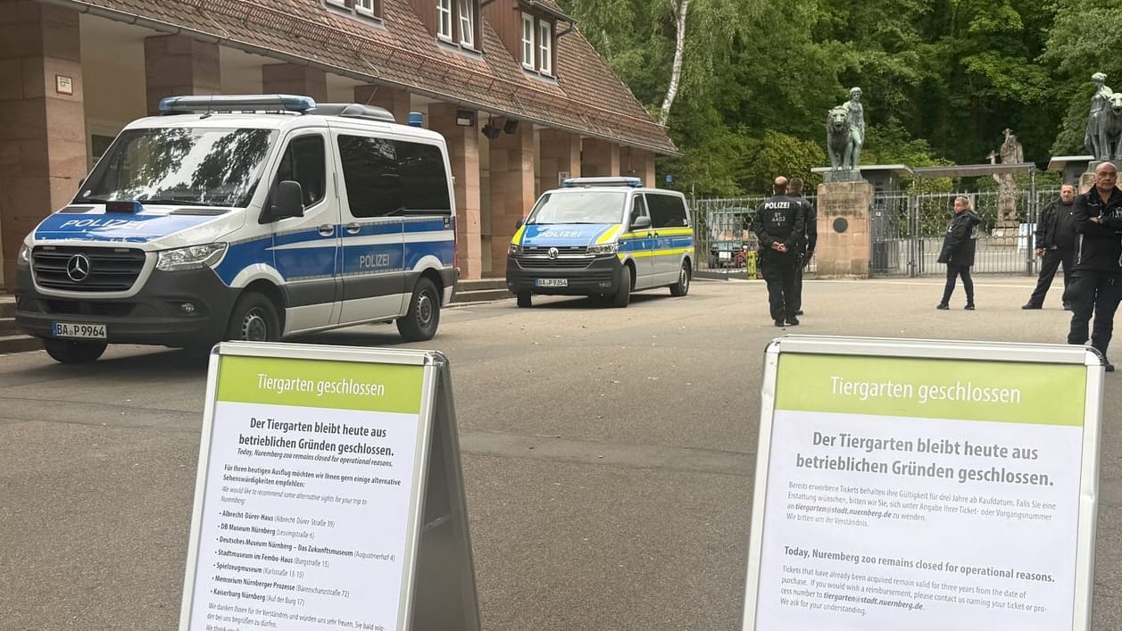 Polizeikräfte stehen am Nürnberger Tiergarten: Nach der Debatte um die Tötung einzelner Paviane in dem Zoo bleibt der Tiergarten am Dienstag aus betrieblichen Gründen geschlossen.