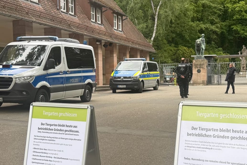 Polizeikräfte stehen am Nürnberger Tiergarten: Nach der Debatte um die Tötung einzelner Paviane in dem Zoo bleibt der Tiergarten am Dienstag aus betrieblichen Gründen geschlossen.