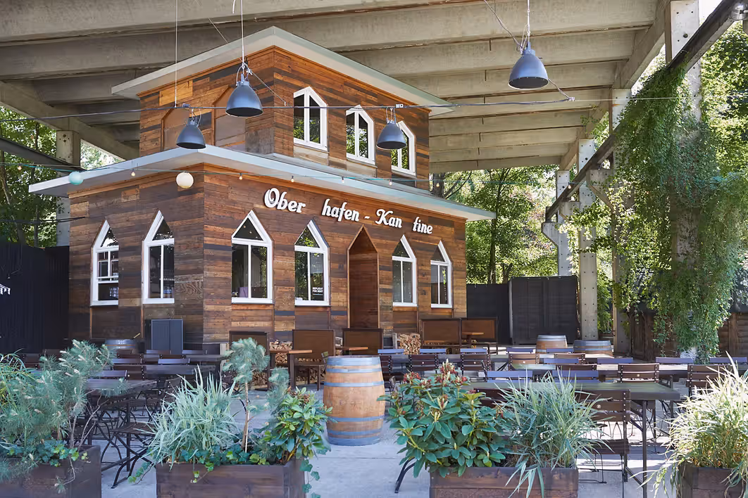 Die Oberhafenkantine in Berlin: Gerade und aus Holz statt schief und aus Backsteinen. Die Oberhafenkantine in Berlin: Gerade und aus Holz statt schief und aus Backsteinen.