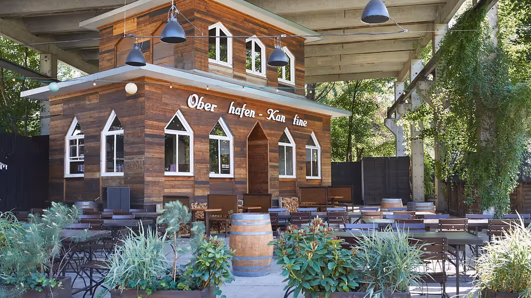 Die Oberhafenkantine in Berlin: Gerade und aus Holz statt schief und aus Backsteinen. Die Oberhafenkantine in Berlin: Gerade und aus Holz statt schief und aus Backsteinen.
