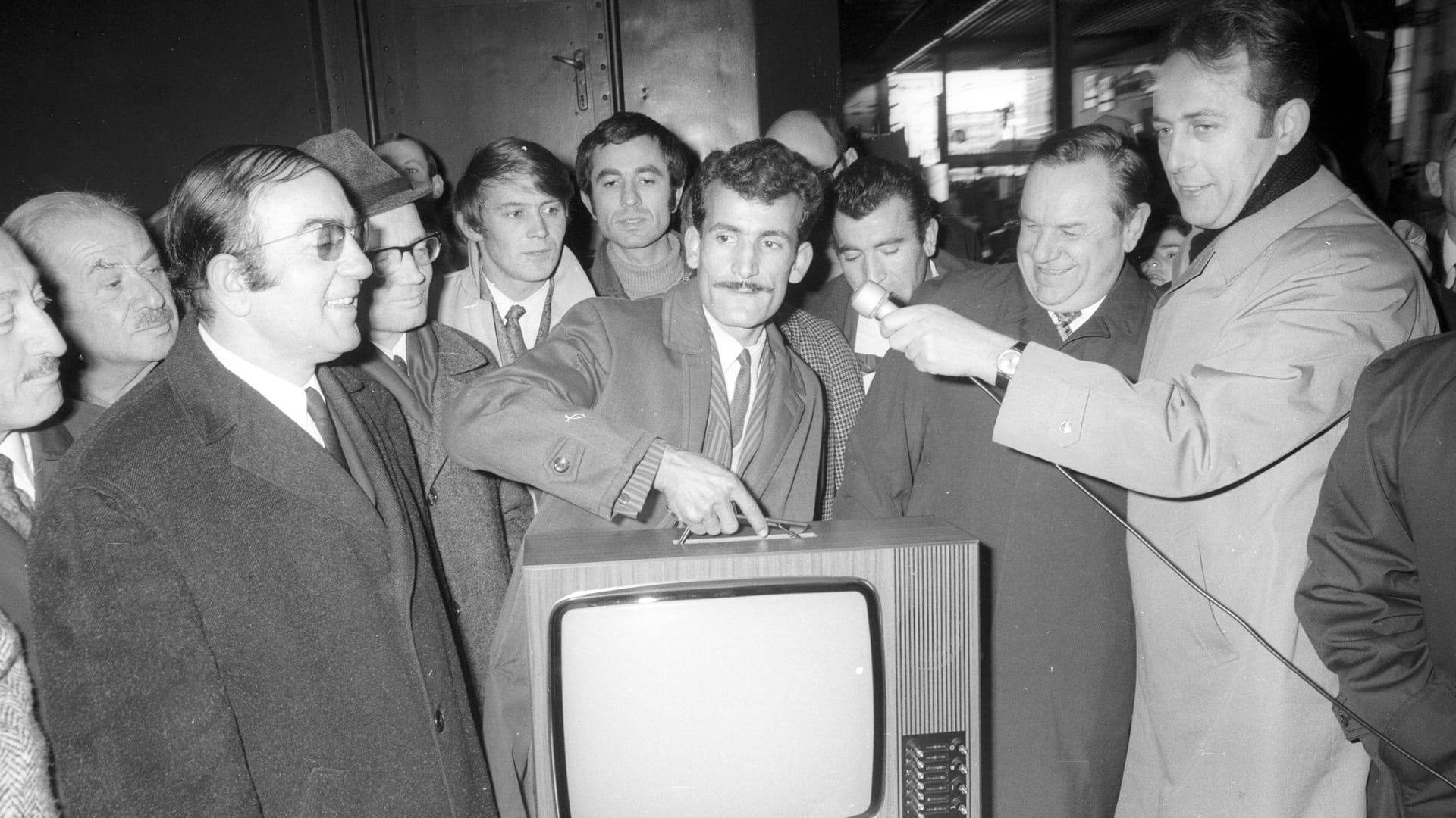 Der Präsident der Bundesanstalt für Arbeit, Josef Stingl (CDU, links, dunkle Jacke) überreicht Ismail Bahadiin (Schnauzbart) 1969 einen Fernseher, weil er der millionste Gastarbeiter ist.