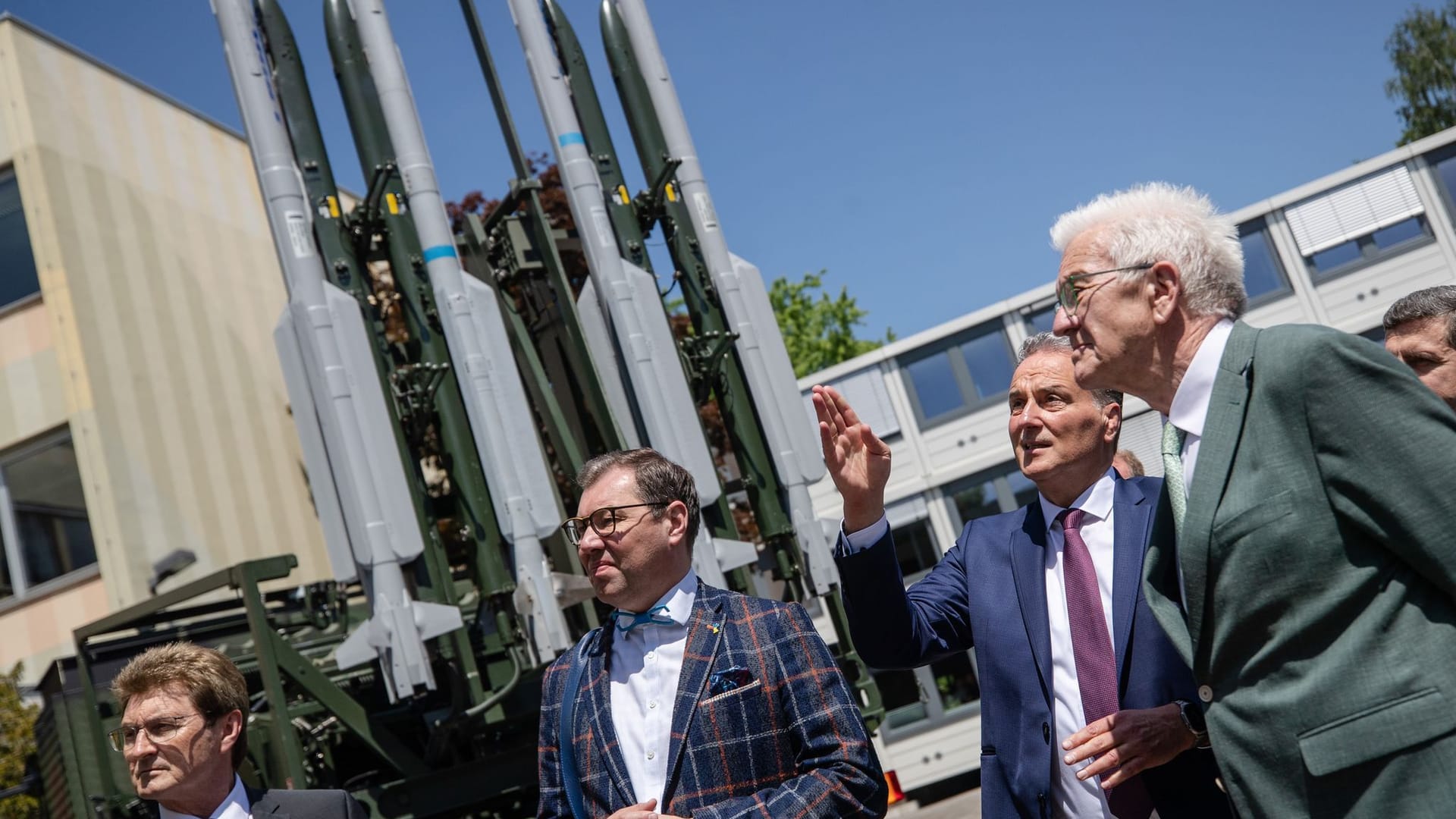 Ministerpräsident Kretschmann bei Diehl Defence