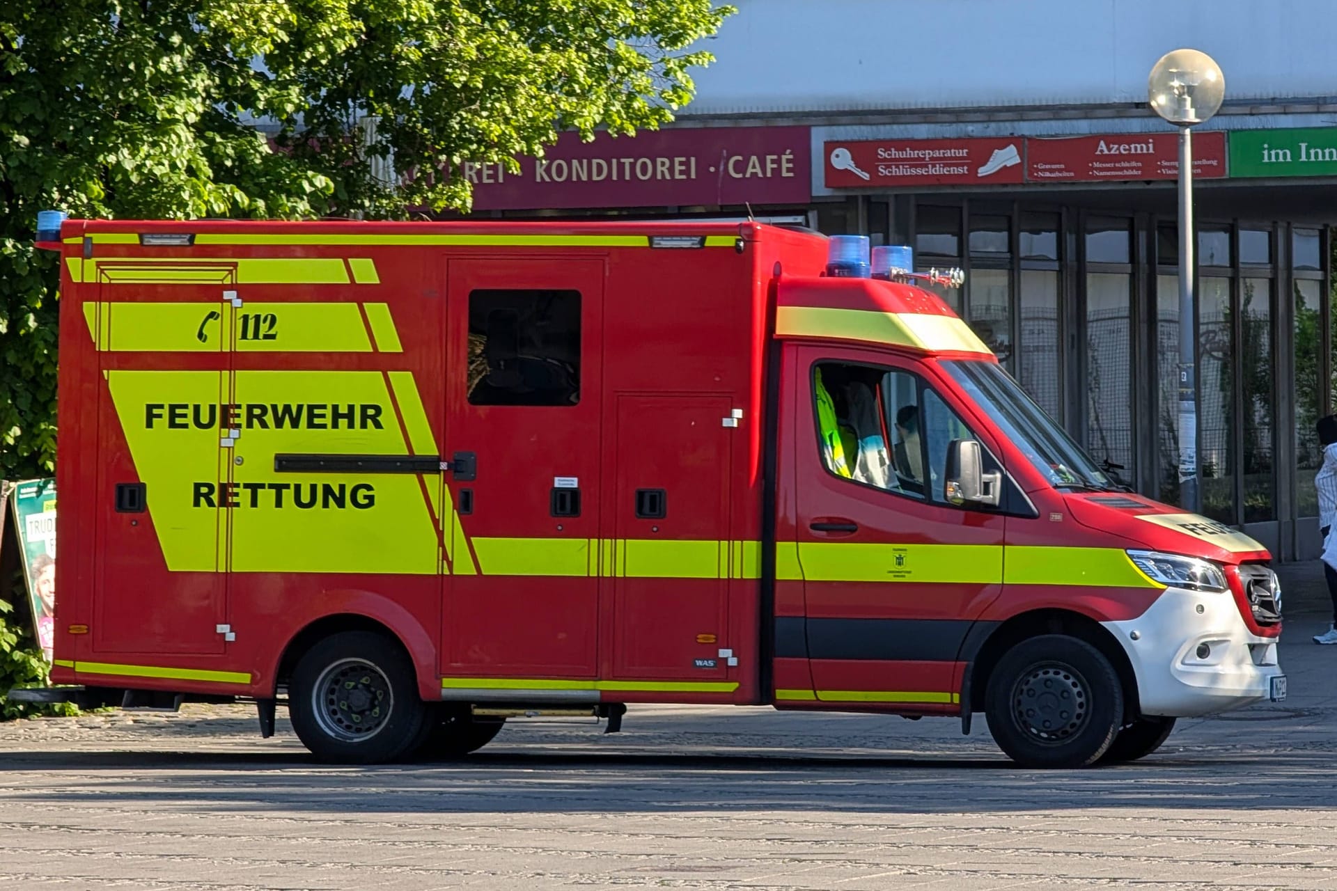 Rettungswagen in München (Symbolfoto): In Dachau ist am Mittwoch ein Bauarbeiter schwer verletzt worden, er kam in eine Münchner Klinik.