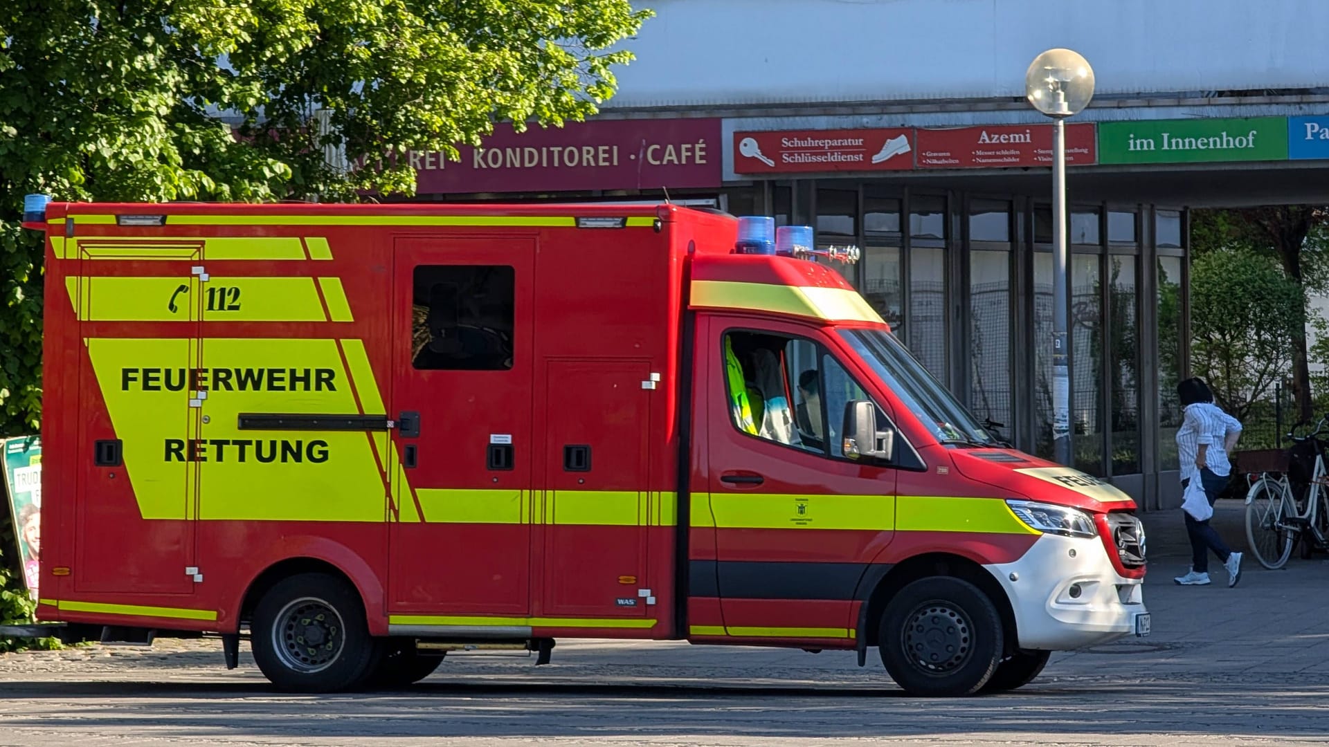 Rettungswagen in München (Symbolfoto): In Dachau ist am Mittwoch ein Bauarbeiter schwer verletzt worden, er kam in eine Münchner Klinik.