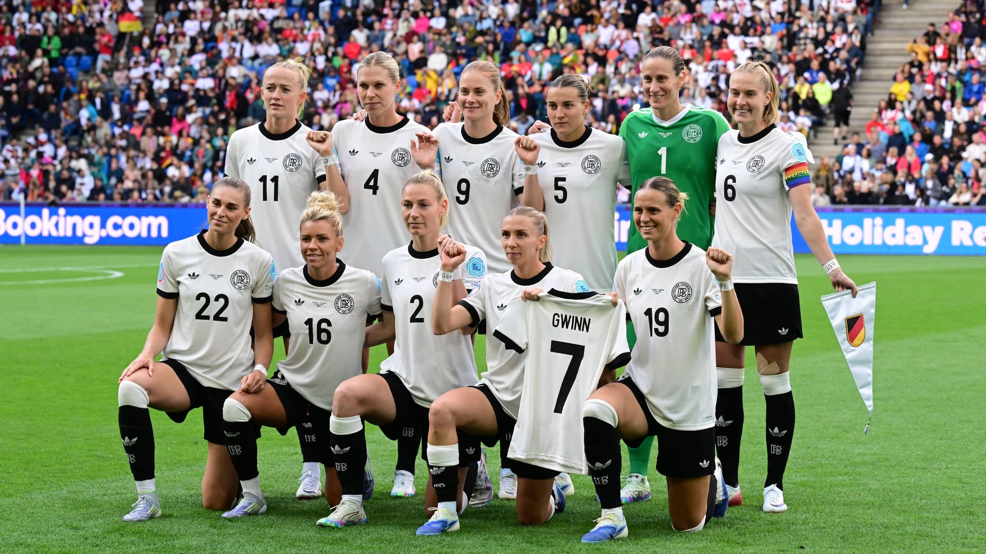 Die deutschen Spielerinnen trugen am Handgelenk ein Tape mit der Aufschrift "GG7".