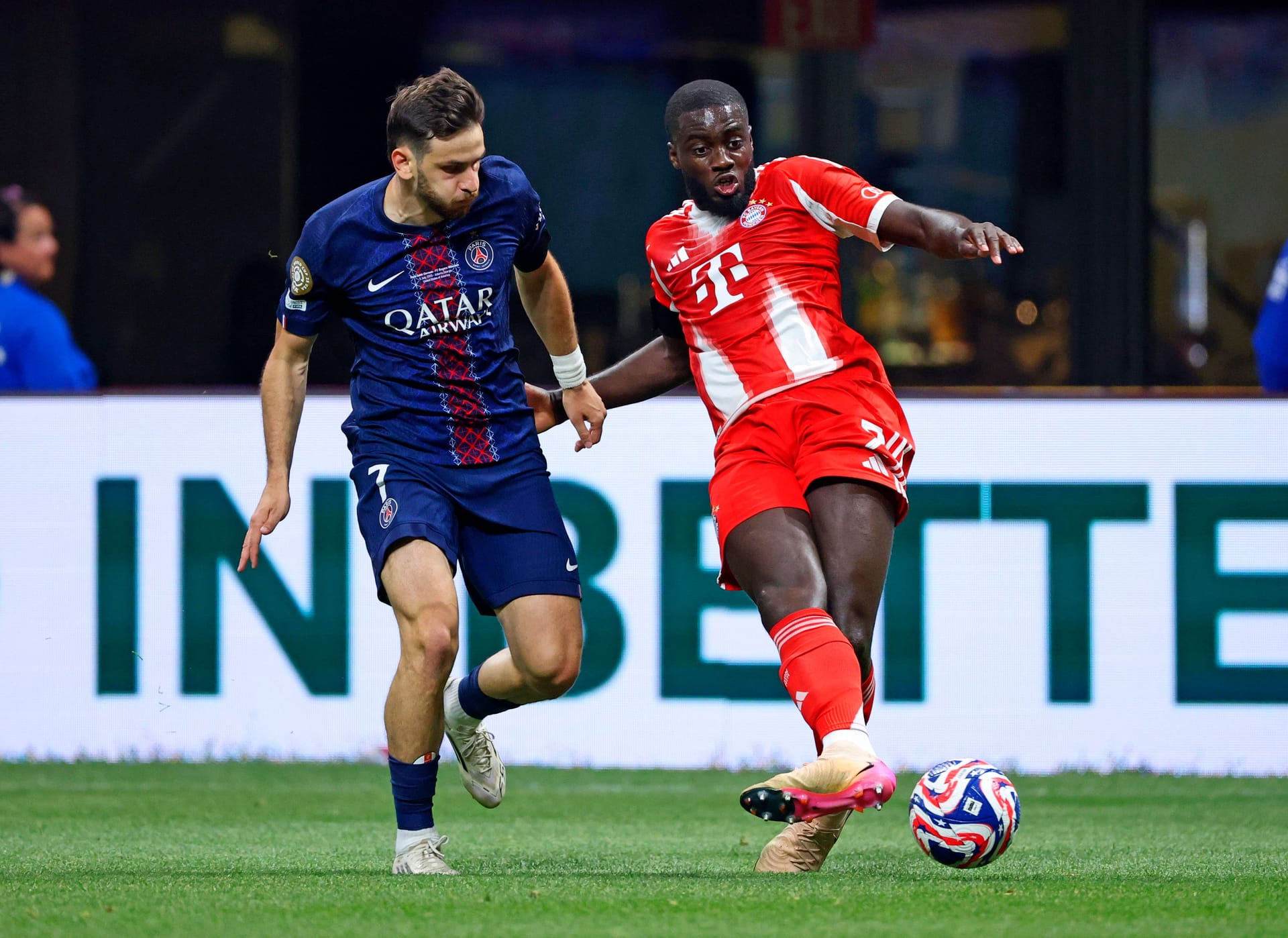 Dayot Upamecano: Schaltete nach Olises Ballverlust sofort aufmerksam um (3.). Ließ sich von Kvaratskhelia zu leicht abschütteln (32.) Bei seinem Kopfballtor stand er deutlich im Abseits (45.). Harmonierte erneut gut mit Tah. Beim 0:2 machte auch er aber keine gute Figur. Note 3 Dayot Upamecano: Schaltete nach Olises Ballverlust sofort aufmerksam um (3.). Ließ sich von Kvaratskhelia zu leicht abschütteln (32.) Bei seinem Kopfballtor stand er deutlich im Abseits (45.). Harmonierte erneut gut mit Tah. Beim 0:2 machte auch er aber keine gute Figur. Note 3