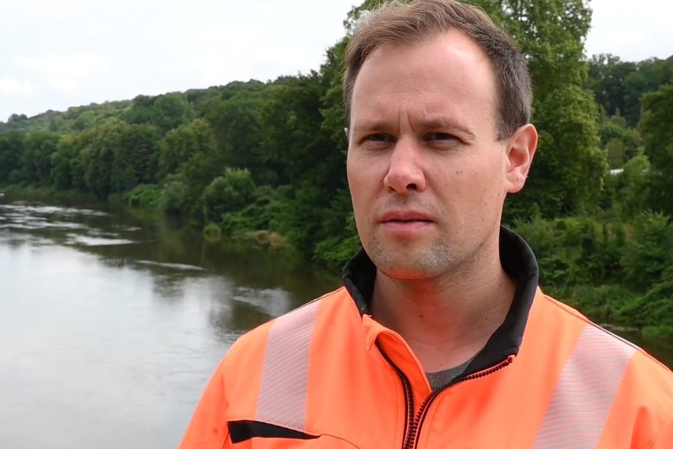 Grimmas Oberbürgermeister Tino Kießig steht auf einer Brücke in der Nähe der Absturzstelle eines Hubschraubers: Er ist als Feuerwehrmann im Einsatz.