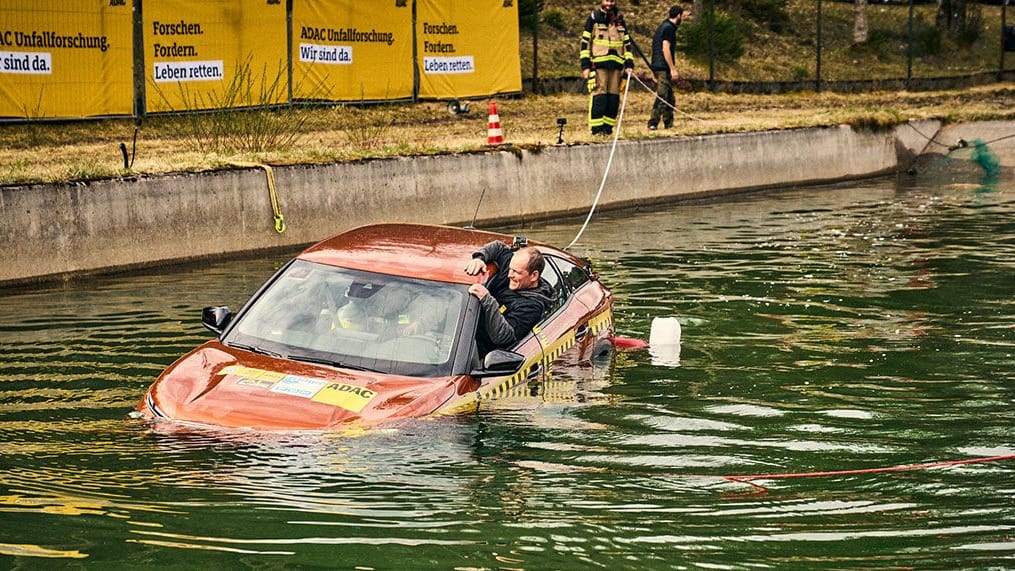 Harte Arbeit: Am besten entkommt man noch vor dem Untergang durch die Seitenscheibe.