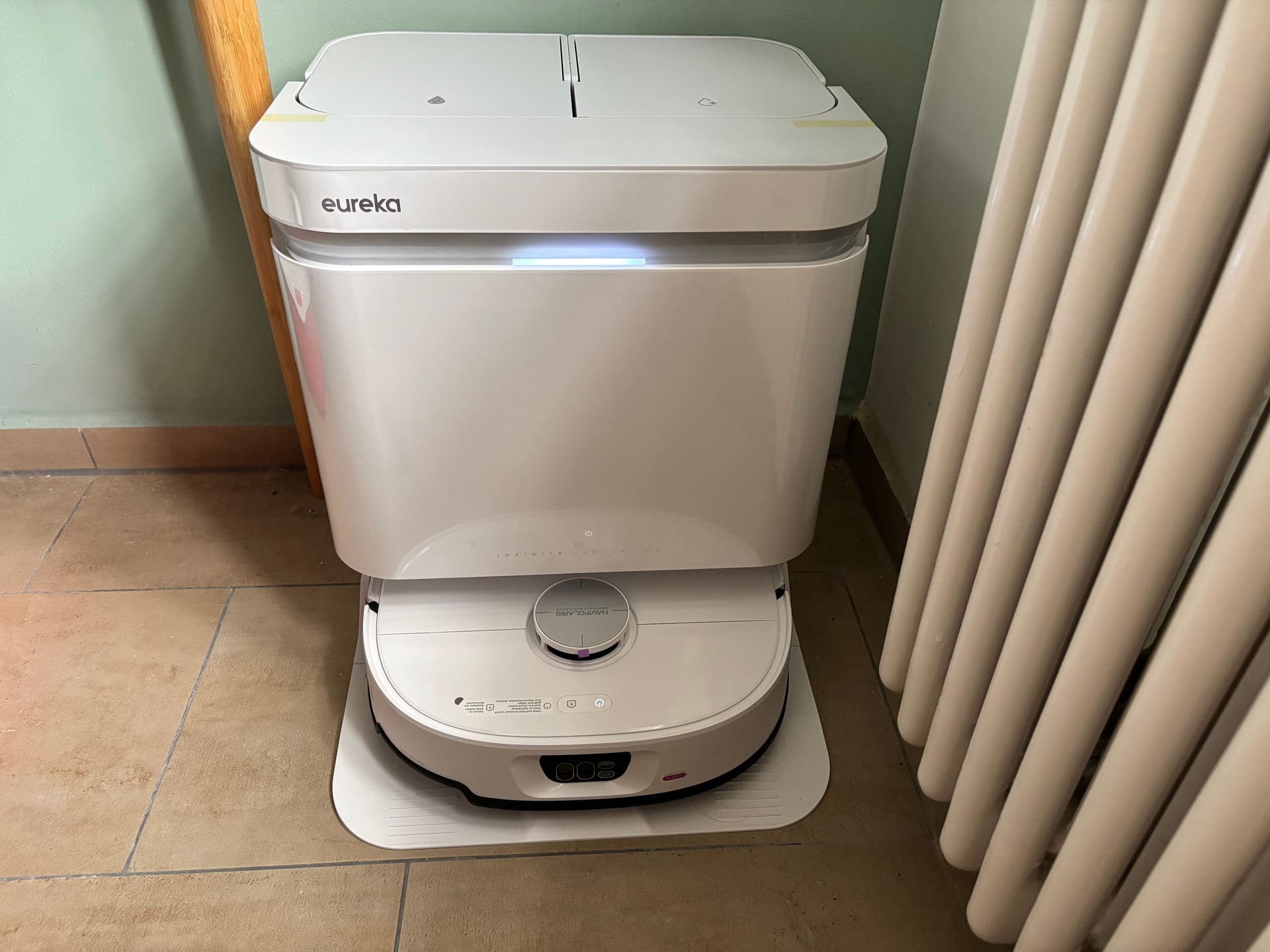 Die Basisstation des J15 Max Ultra.