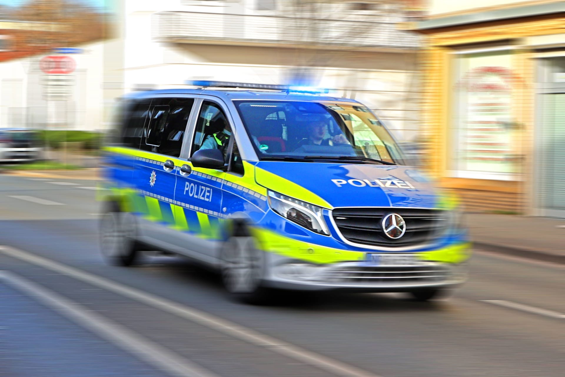 Ein Einsatzfahrzeug der Polizei in Nordrhein-Westfalen (Archivbild): Ein Streifenwagen verunglückte bei der Verfolgungsjagd.