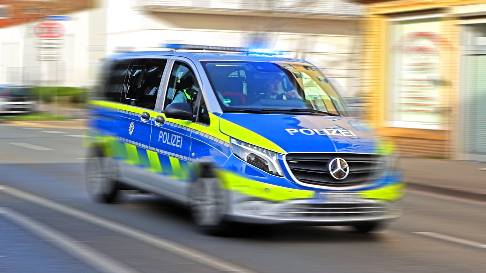 Ein Einsatzfahrzeug der Polizei in Nordrhein-Westfalen (Archivbild): Ein Streifenwagen verunglückte bei der Verfolgungsjagd. Ein Einsatzfahrzeug der Polizei in Nordrhein-Westfalen (Archivbild): Ein Streifenwagen verunglückte bei der Verfolgungsjagd.