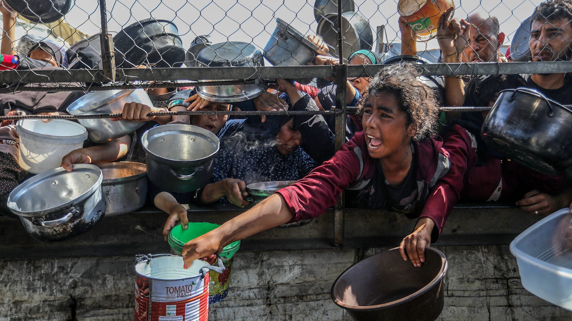 Palästinenser bei der Ausgabe von Nahrungsmitteln im Gazastreifen (Symbolbild): Die US-Behörde hat keine Fälle von Nahrungsmitteldiebstahl durch die Hamas gefunden.