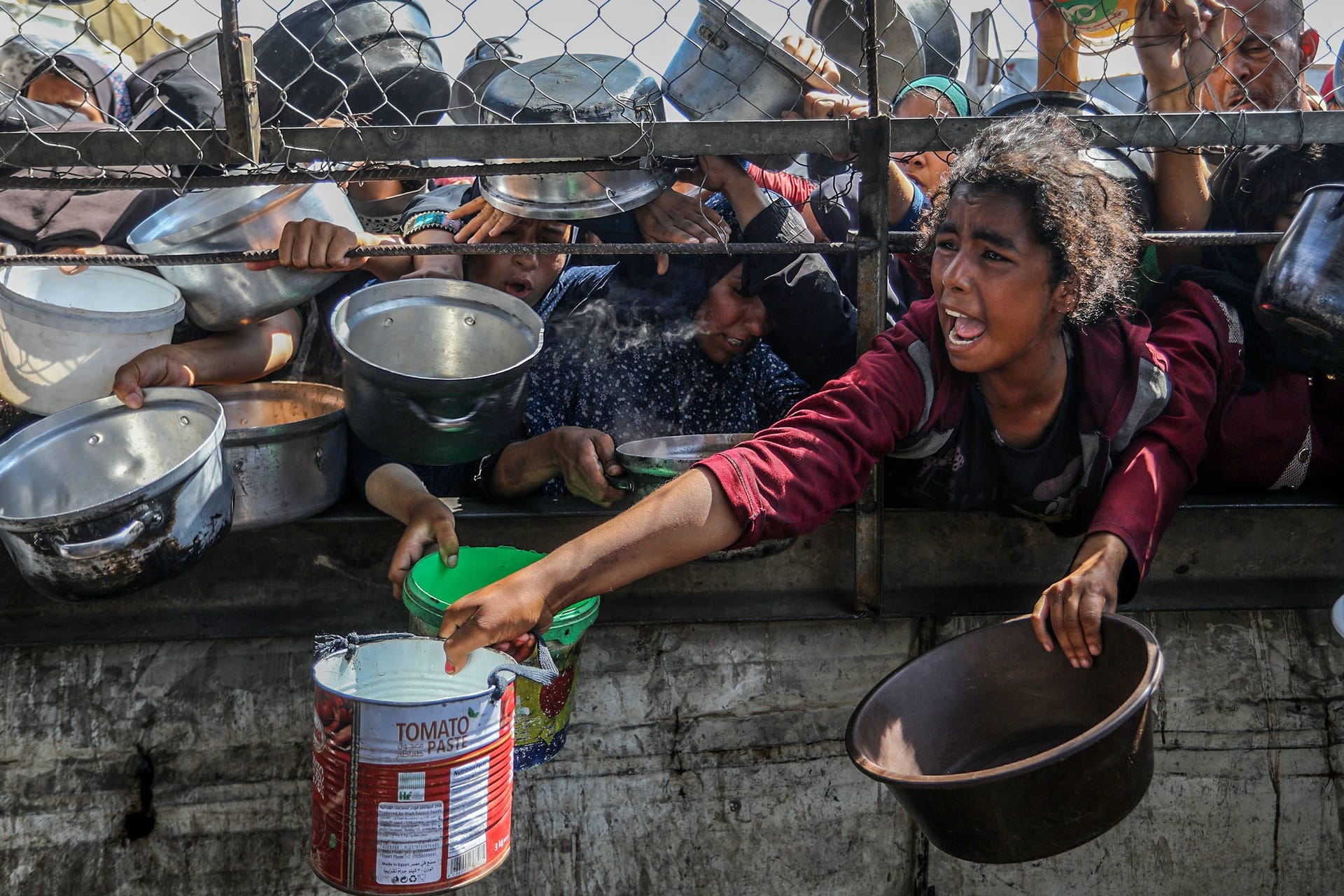 Palästinenser bei der Ausgabe von Nahrungsmitteln im Gazastreifen (Symbolbild): Die US-Behörde hat keine Fälle von Nahrungsmitteldiebstahl durch die Hamas gefunden.