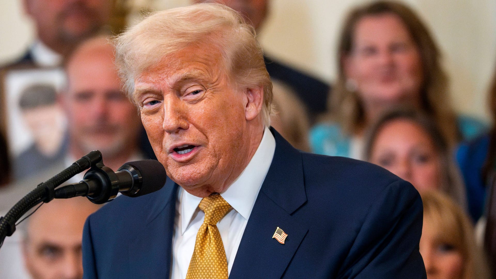 Präsident Donald Trump auf einer Pressekonferenz (Archivbild): Demokraten befürchten, dass die Streichung das Aus für unzählige Rundfunkanstalten bedeuten könnte.