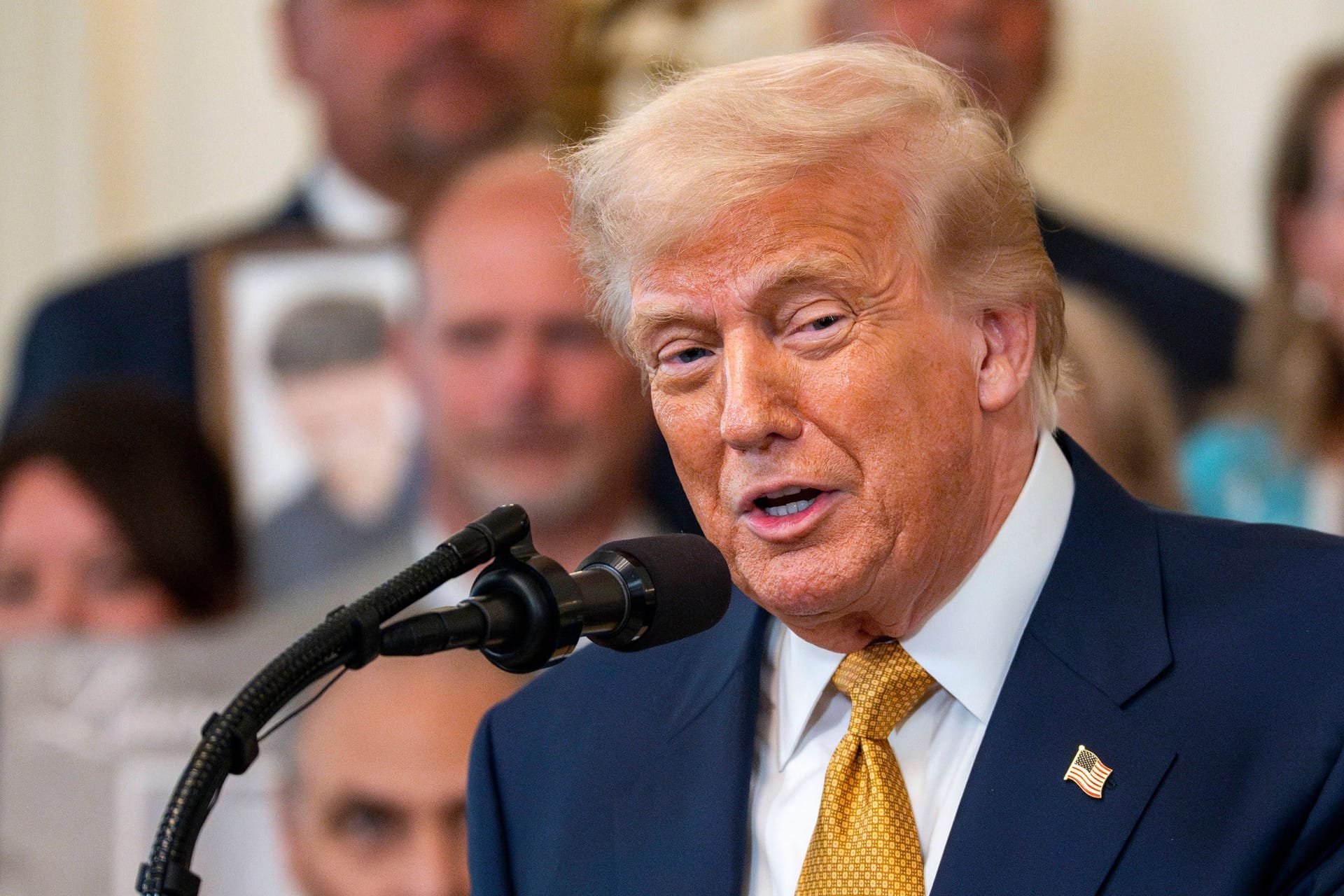Präsident Donald Trump auf einer Pressekonferenz (Archivbild): Demokraten befürchten, dass die Streichung das Aus für unzählige Rundfunkanstalten bedeuten könnte.