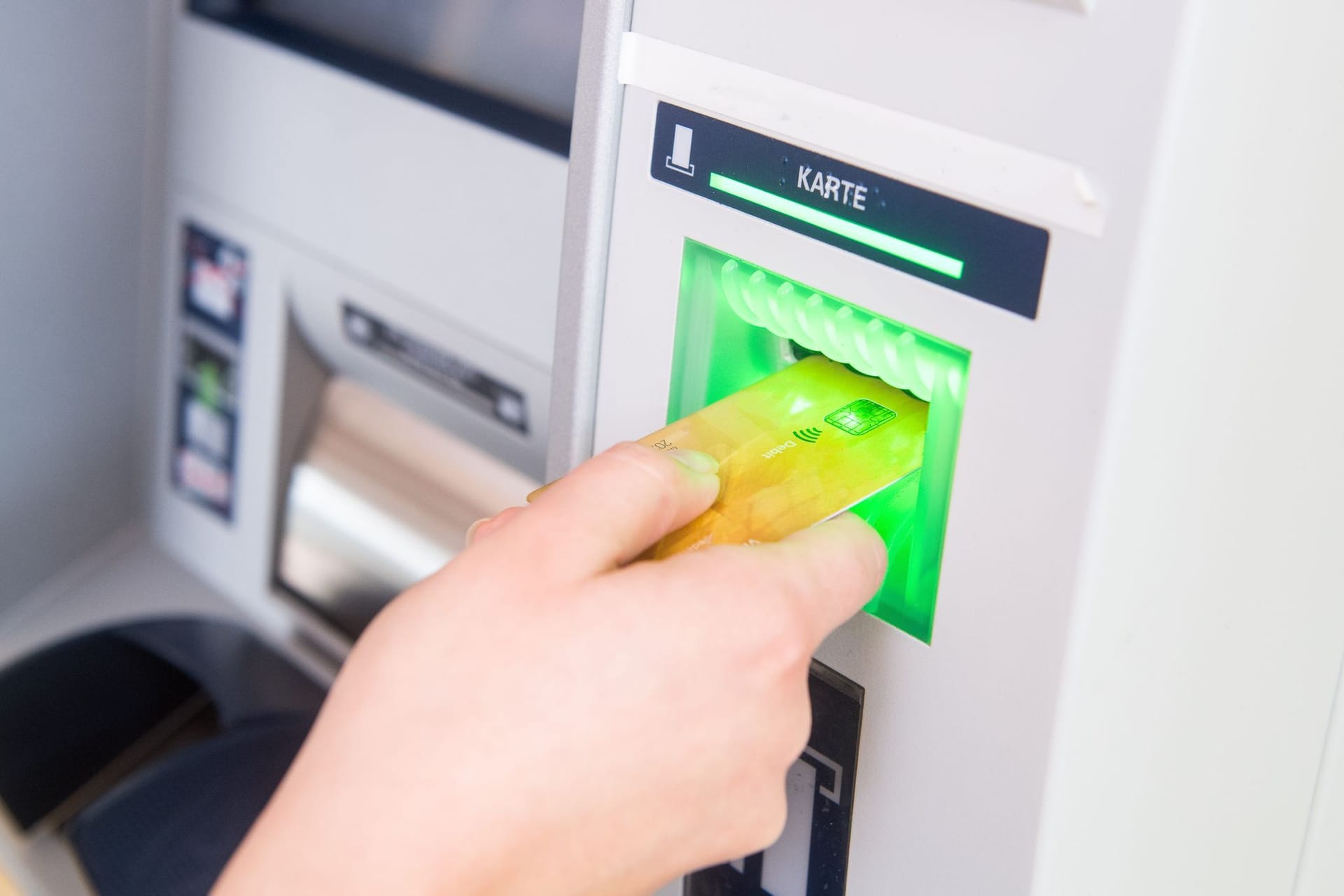 Frau hebt Geld ab Frau hebt Geld ab