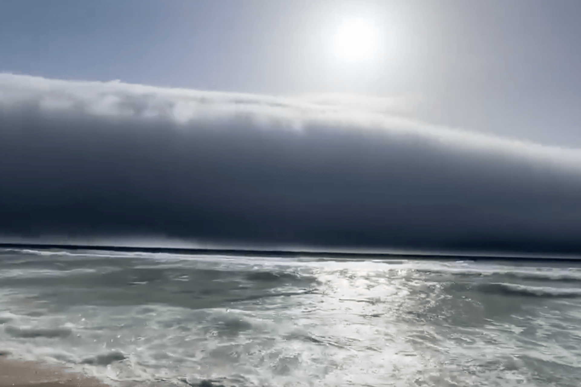 Eine gigantische Wolke rollt auf die Küste Portugals zu.
