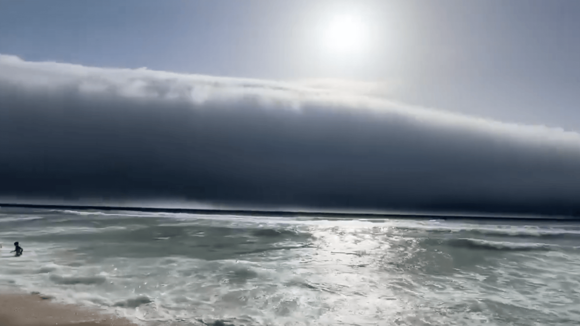 Eine gigantische Wolke rollt auf die Küste Portugals zu.
