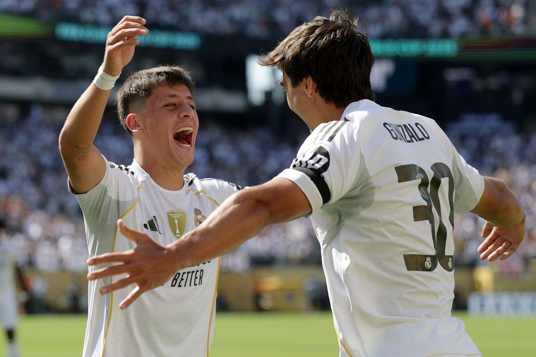 Arda Güler (l.) feiert mit Gonzalo Garcia das erste Tor der Partie.