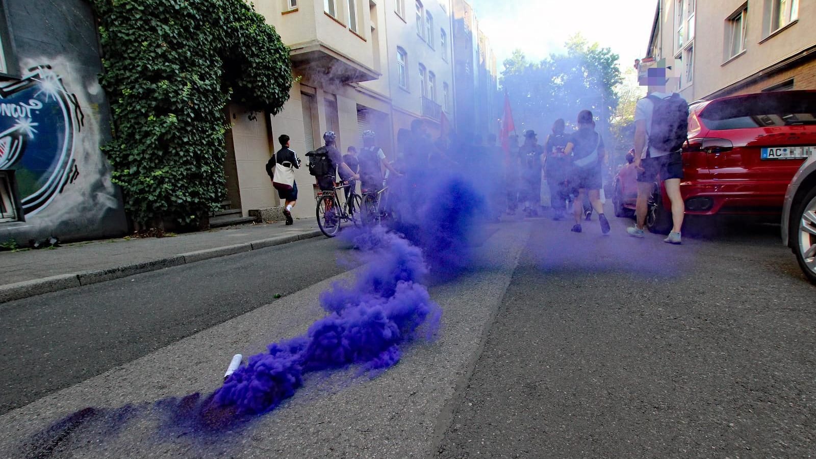 Blaue und schwarze Rauchbomben vor den Parteibüros von CDU und SPD: Bei einer Demo für Maja T. wollen junge Aktivisten die Politik auf Missstände aufmerksam machen.