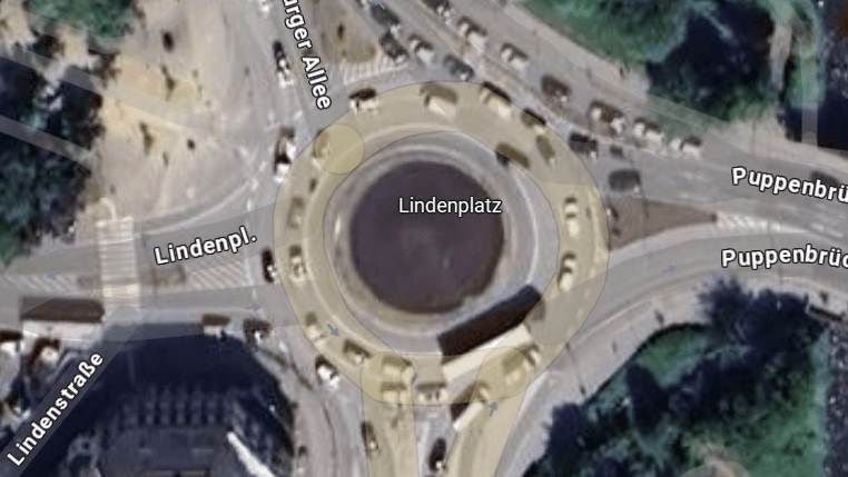 Lindenplatz: Zwei Spuren, teils zweispurige Ausfahrten - das sorgt regelmäßig für Unfälle.