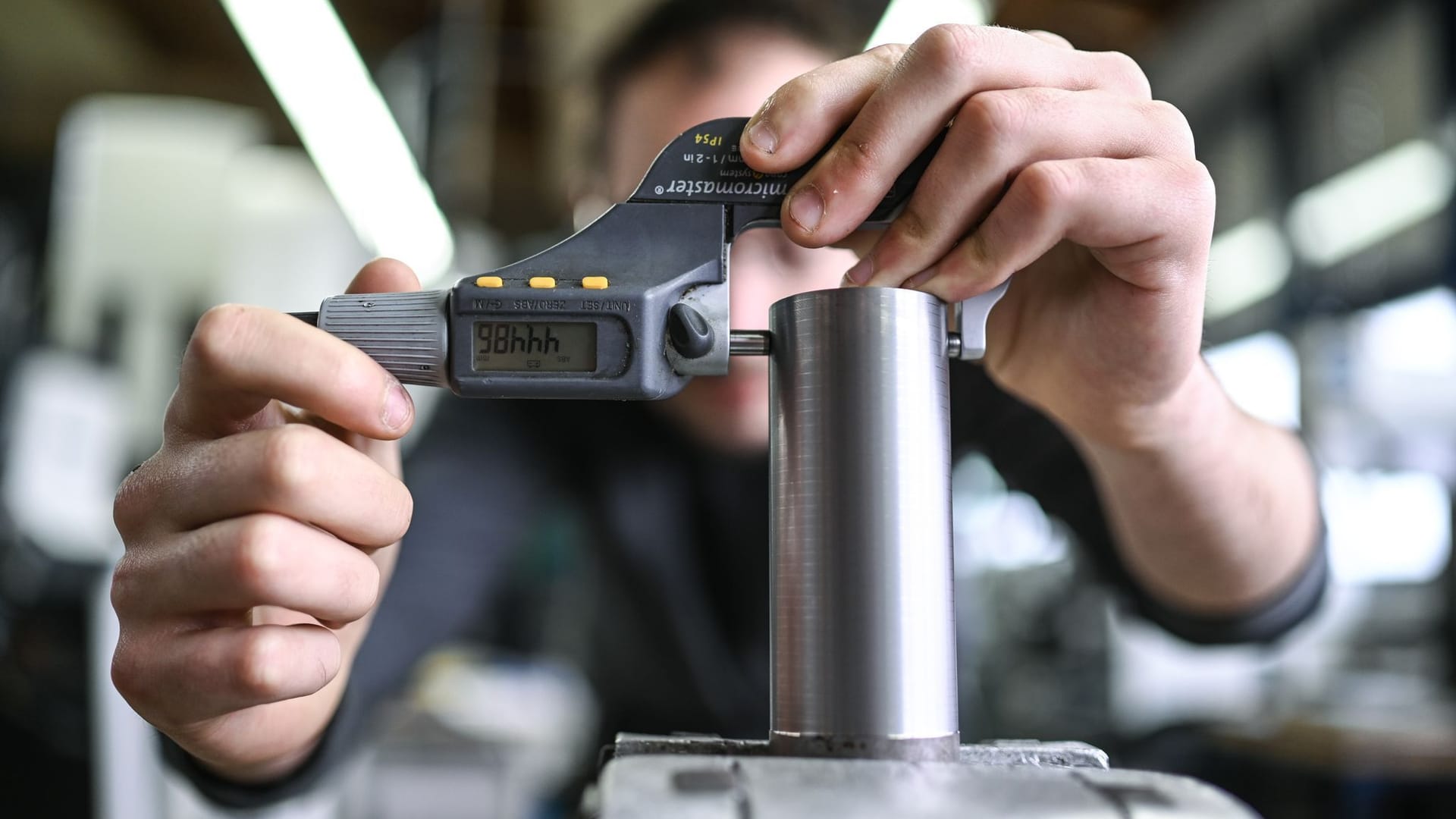 Auszubildender im Metall-Handwerk Auszubildender im Metall-Handwerk