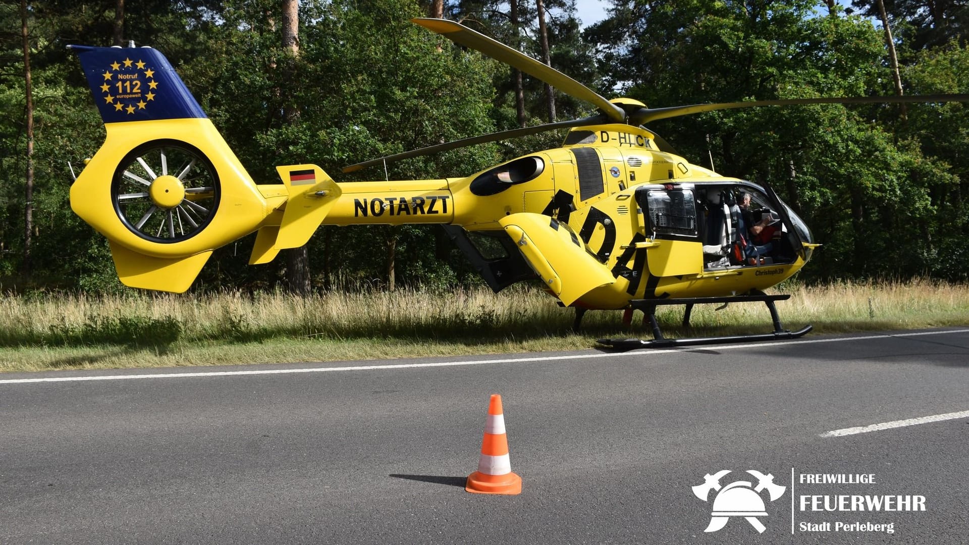 Rettungshubschrauber an der Bundesstraße: Drei Menschen wurden schwer verletzt.