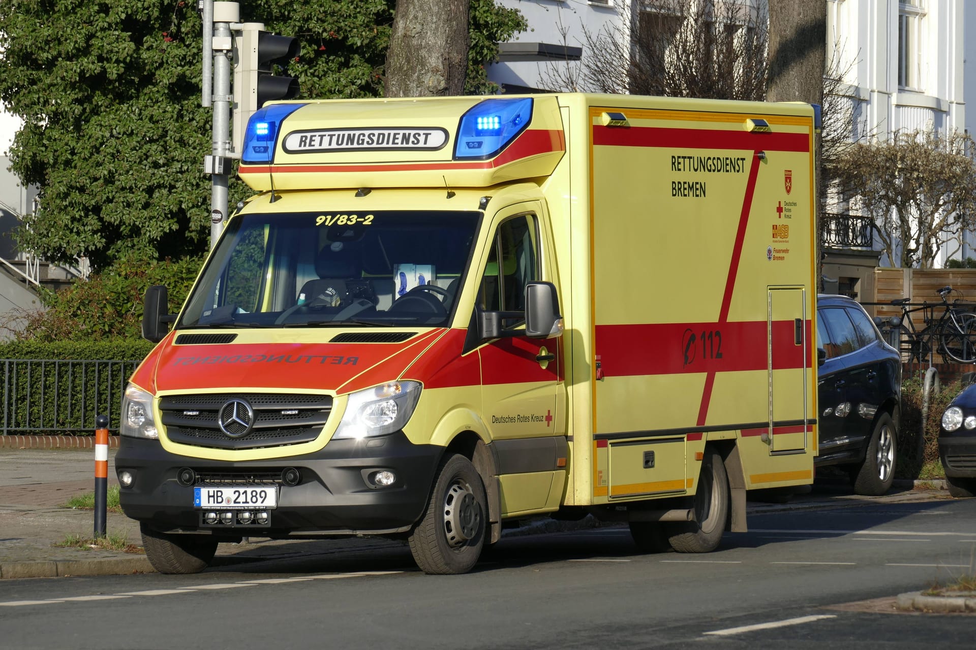 Rettungswagen in Bremen (Symbolbild): Die 18-Jährige kam ins Krankenhaus.