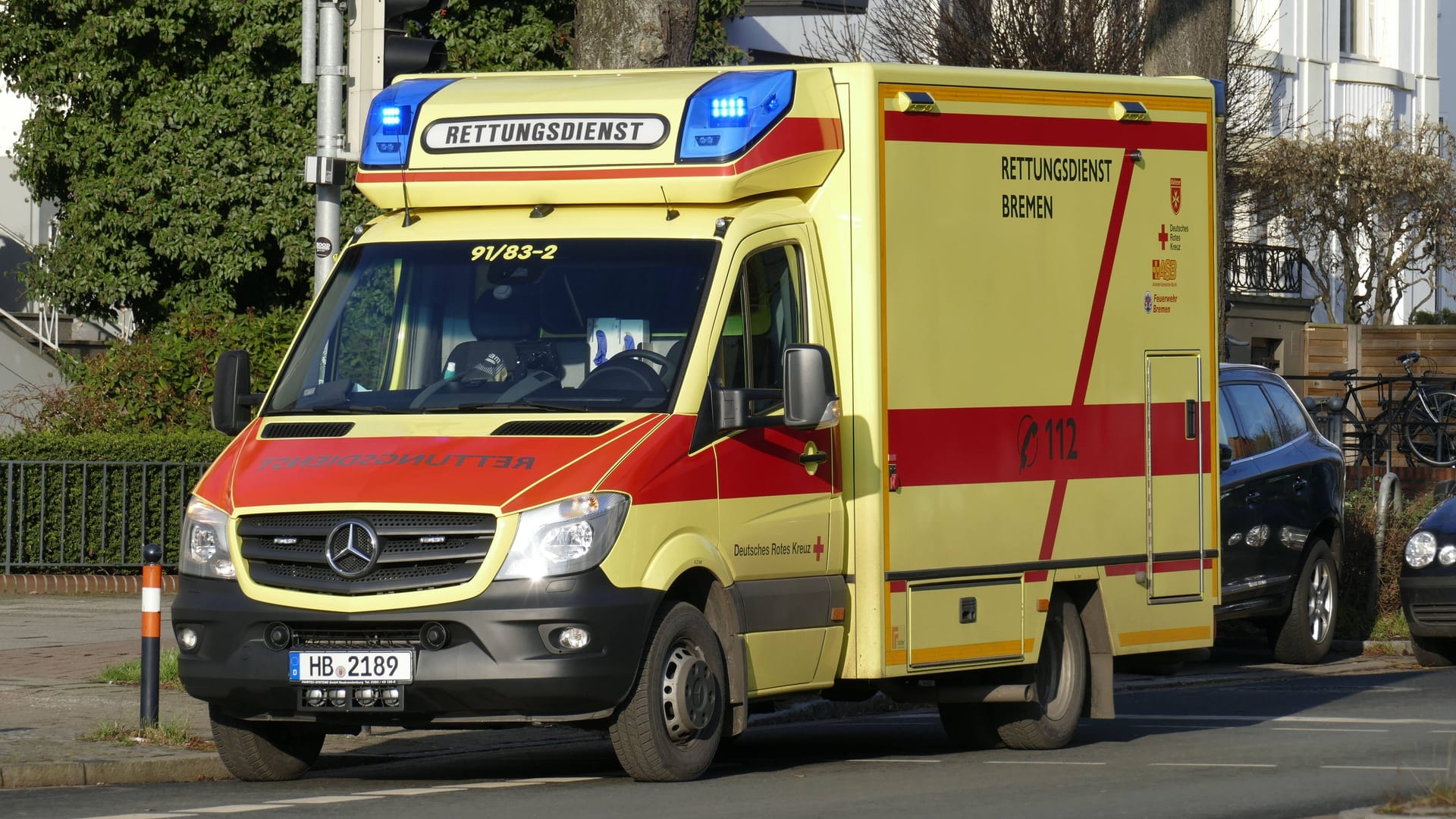 Rettungswagen in Bremen (Symbolbild): Die 18-Jährige kam ins Krankenhaus.