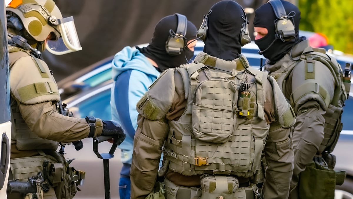 SEK überwältigt 17-Jährigen in Kinderzimmer