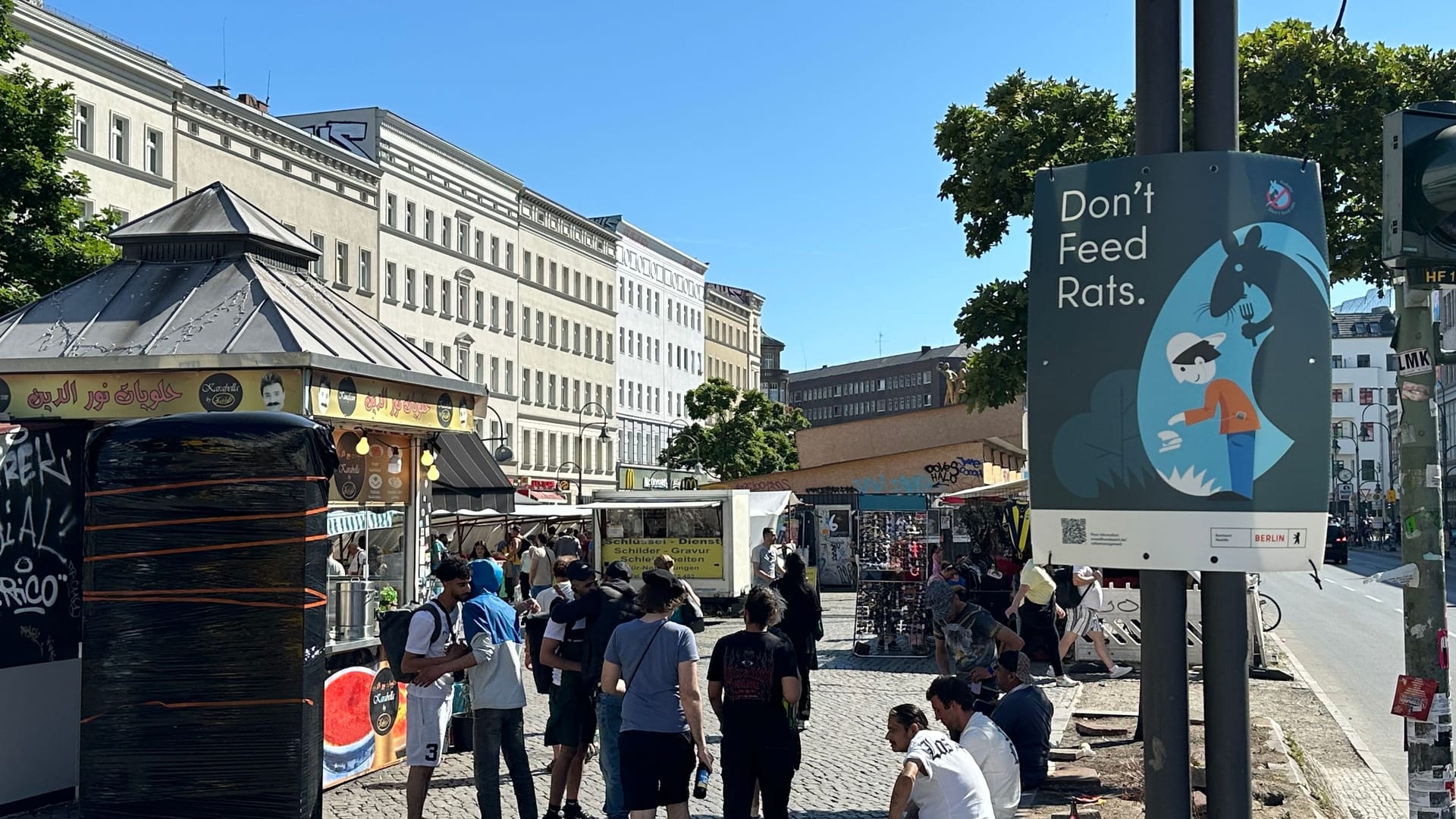 "Don't Feed Rats", zu Deutsch: "Füttere keine Ratten": Eine Plakataktion soll auf das Problem aufmerksam machen.