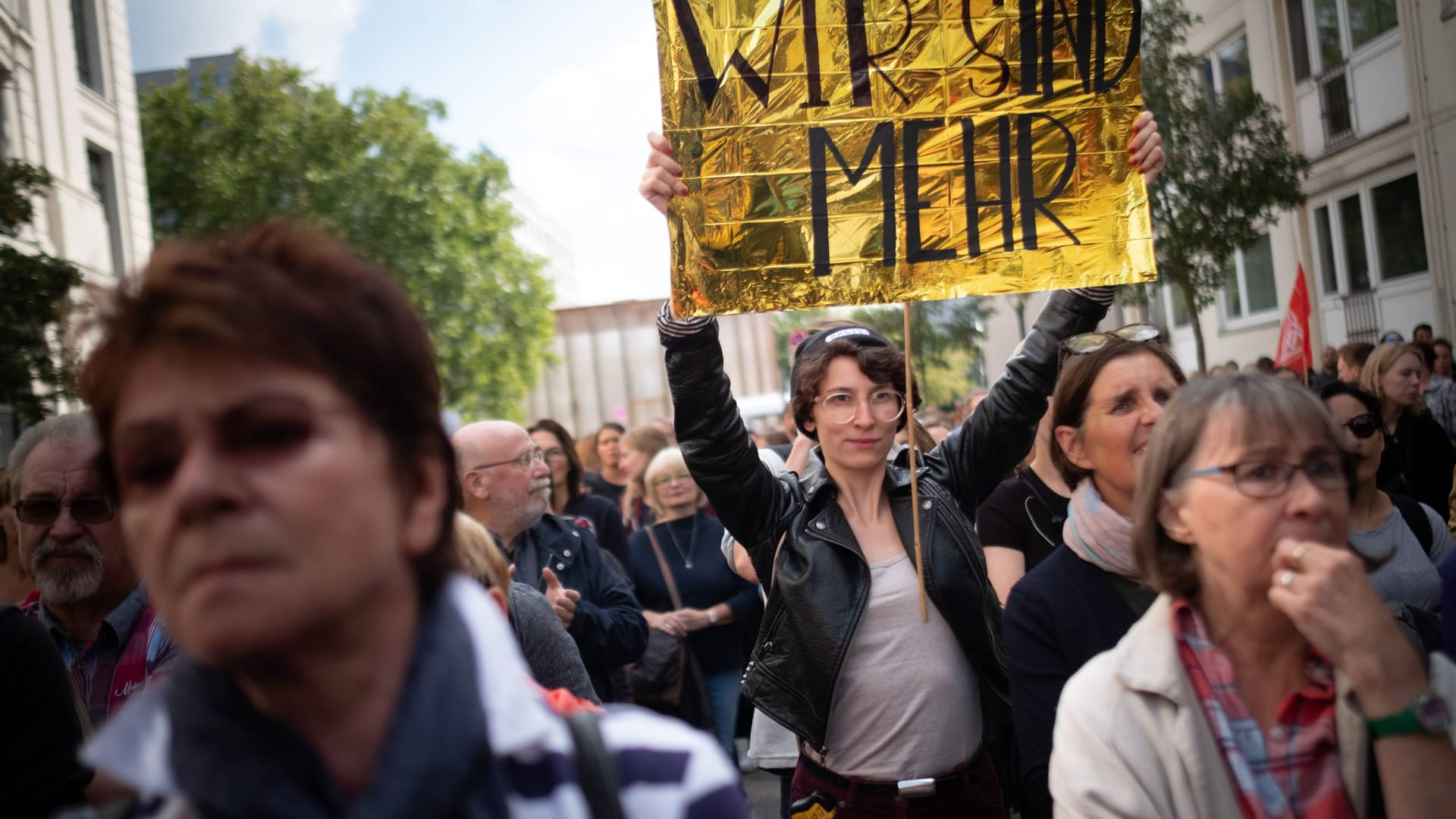 Menschen demonstrieren gegen rechtsextreme Ausschreitungen in Chemnitz (Archivbild).