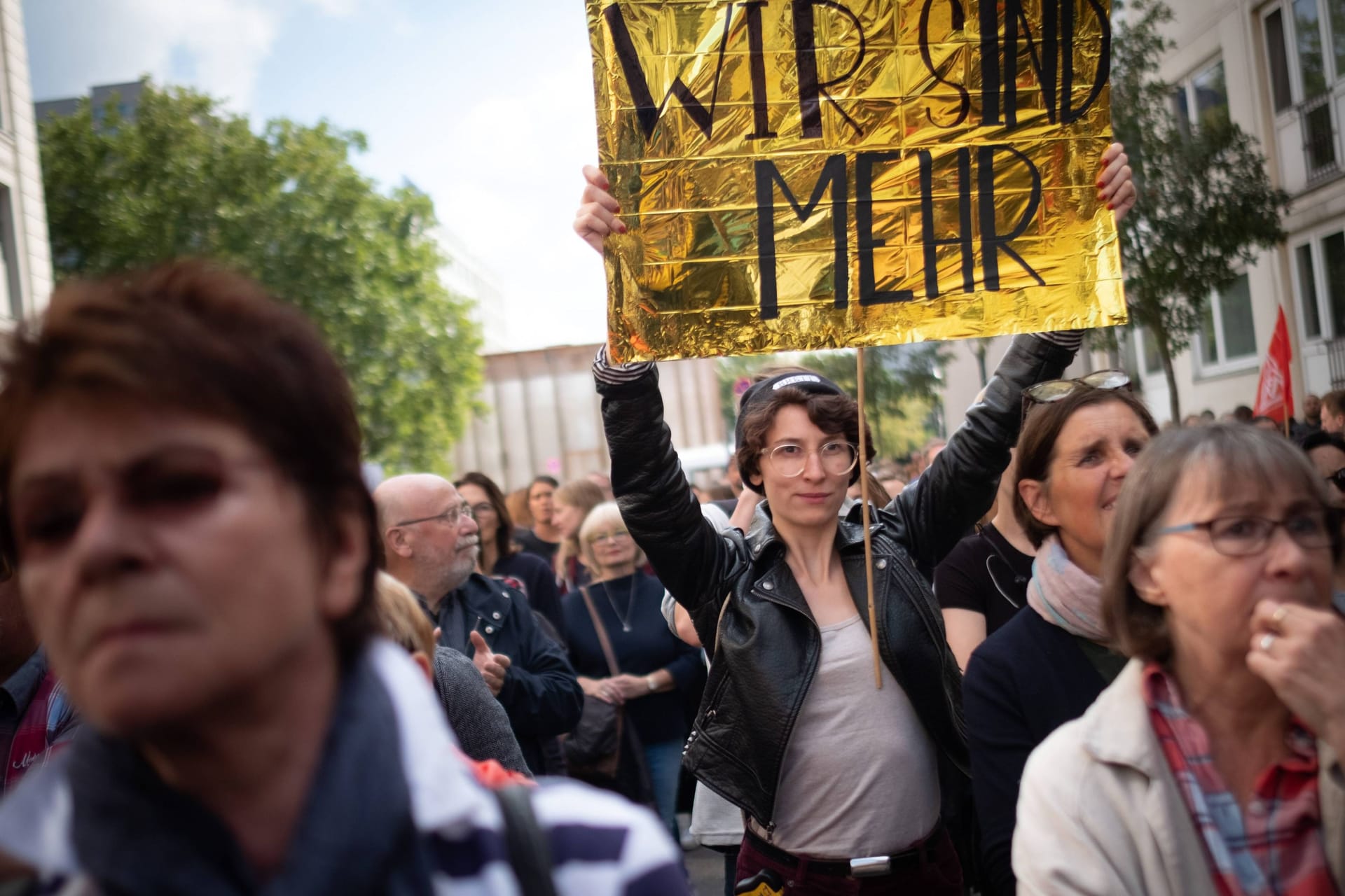 Menschen demonstrieren gegen rechtsextreme Ausschreitungen in Chemnitz (Archivbild).