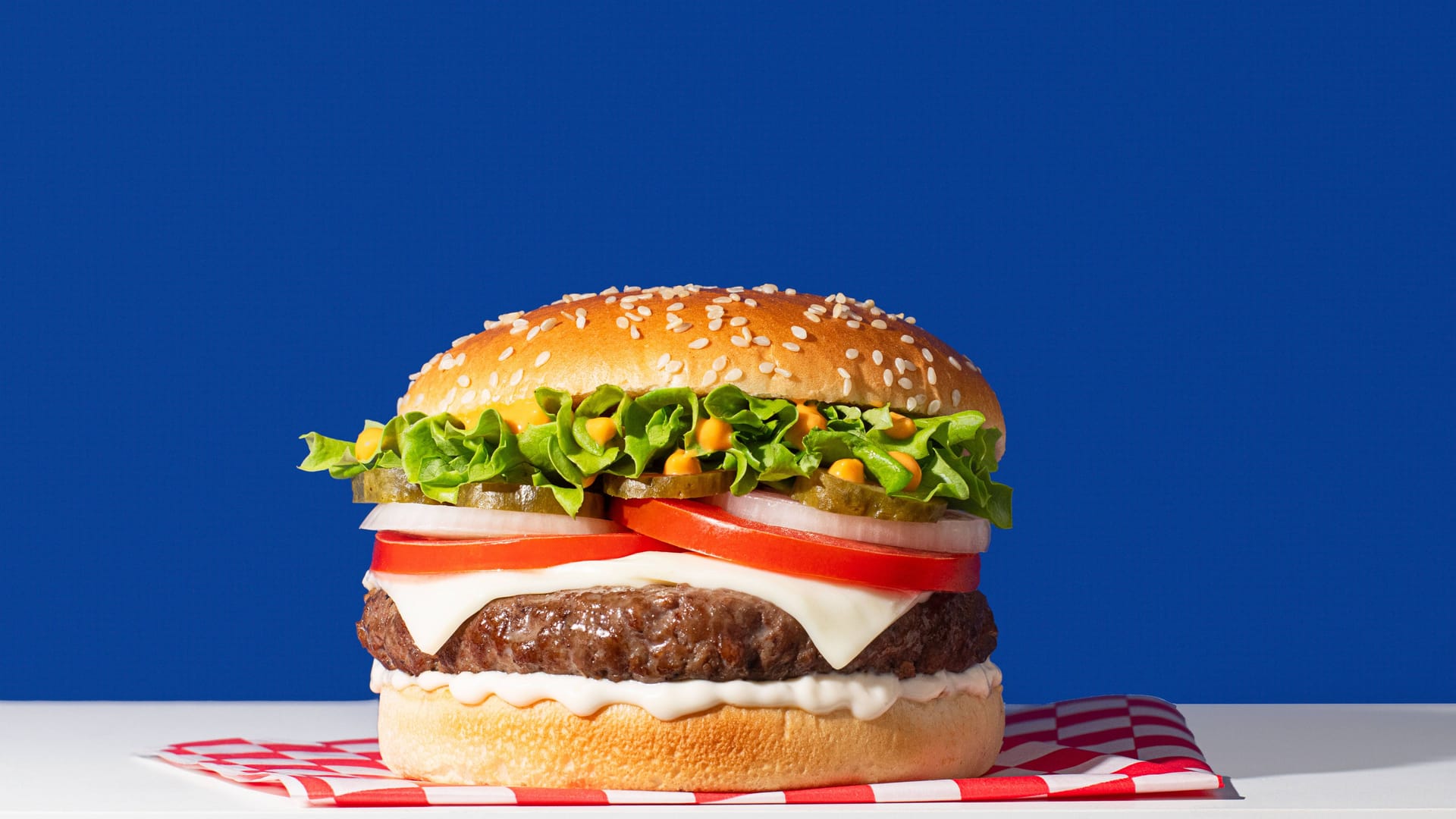 Ein klassischer Hamburger mit Rindfleisch.