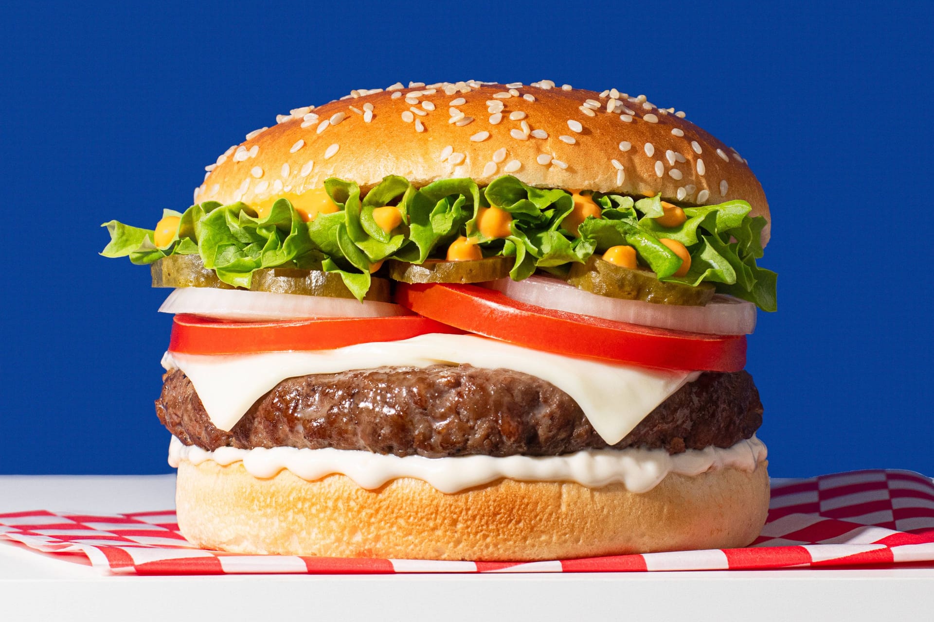 Ein klassischer Hamburger mit Rindfleisch.