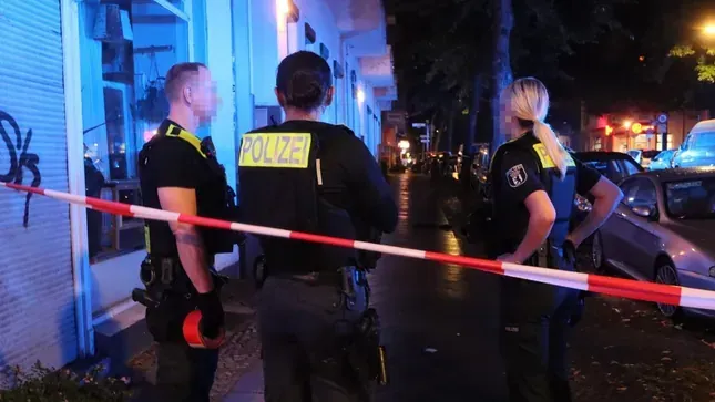 Polizeibeamte am Tatort: Wegen des versuchten Mordes in der Nacht im August steht ein junger Mann nun vor Gericht.