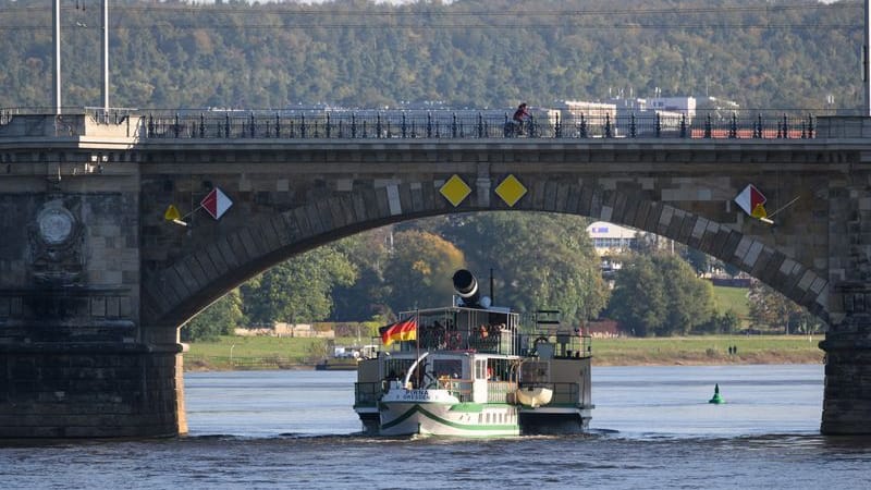 Der historische Schaufelraddampfer „Pirna“ der Sächsischen Dampfschifffahrt fährt am Vormittag auf der Elbe unter der Albertbrücke hindurch: Die Weiße Flotte kann wieder häufiger fahren.