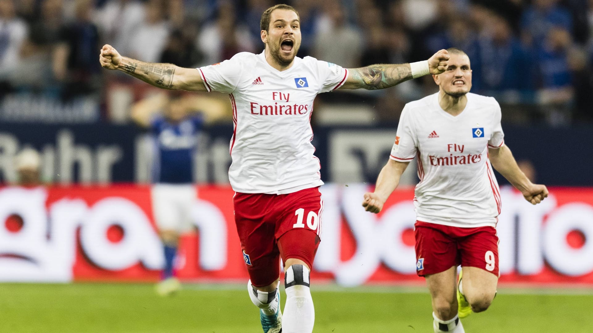 Kyriakos Papadopoulos (r.) jubelt mit Pierre-Michel Lasogga auf Schalke (Archivbild): Der heute 33-Jährige erzielte einige wichtige Tore für den HSV.