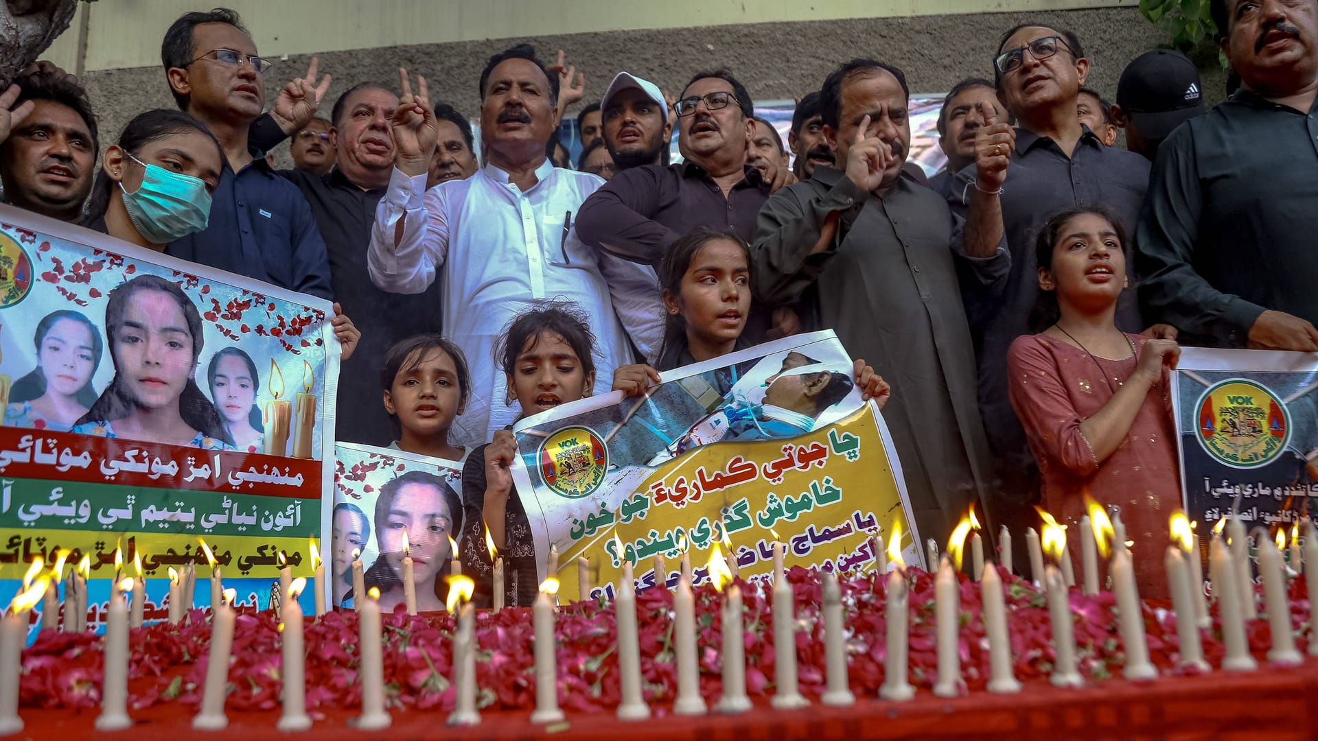 Im pakistanischen Hyderabad protestieren Menschen gegen die zahlreichen Femizide und Ehrenmorde im Land. Im pakistanischen Hyderabad protestieren Menschen gegen die zahlreichen Femizide und Ehrenmorde im Land.